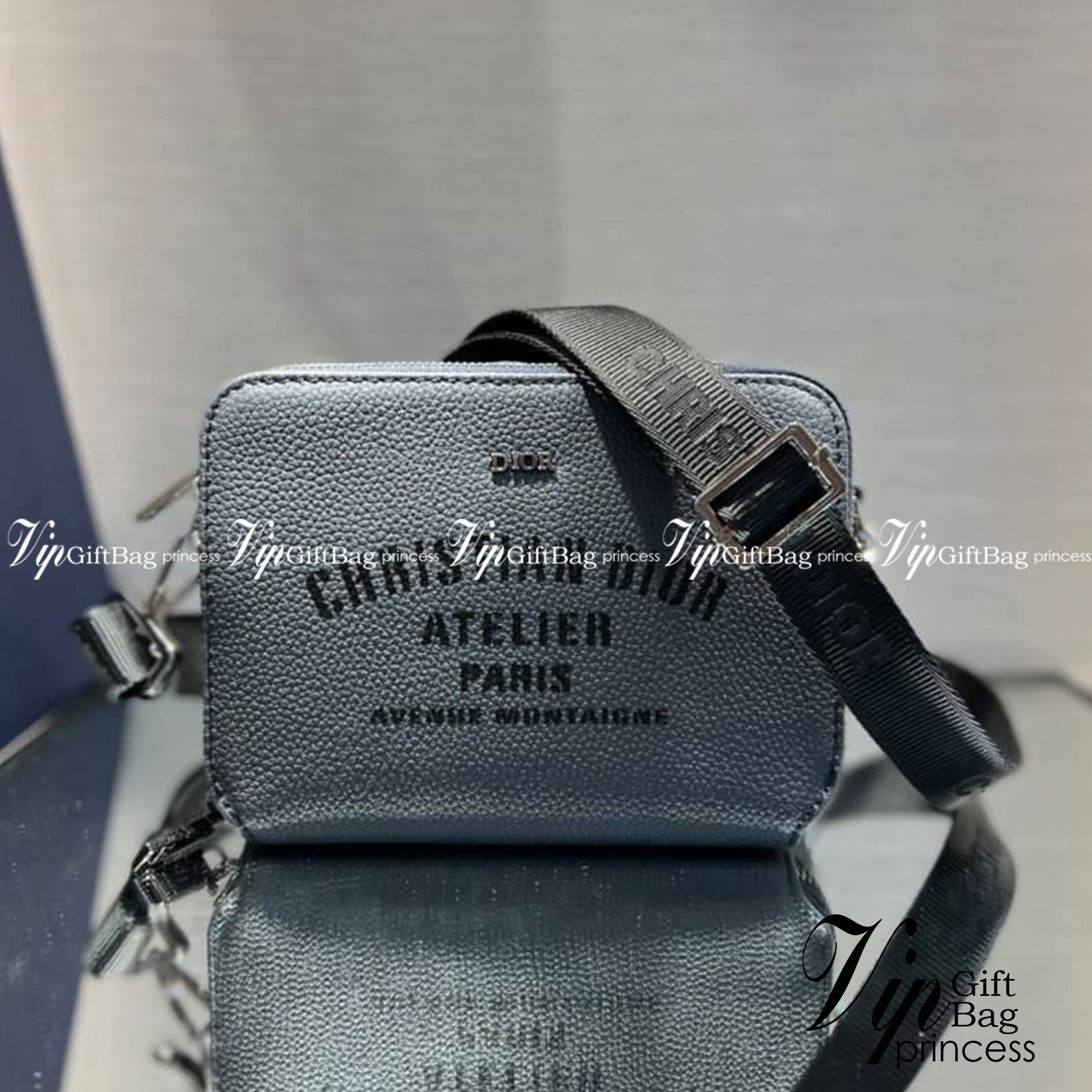 DIOR Grained Calfskin Double Zip Crossbody Pouch / DIOR WITH ATELIER SIGNATURE DARK GRAY GRAINED CALFSKIN POUCH WITH SHOULDER STRAP BAG เกรดเทพออริจินอล หนังแท้ ภาพถ่ายจากสินค้าจริง ใช้งานต่างประเทศได้