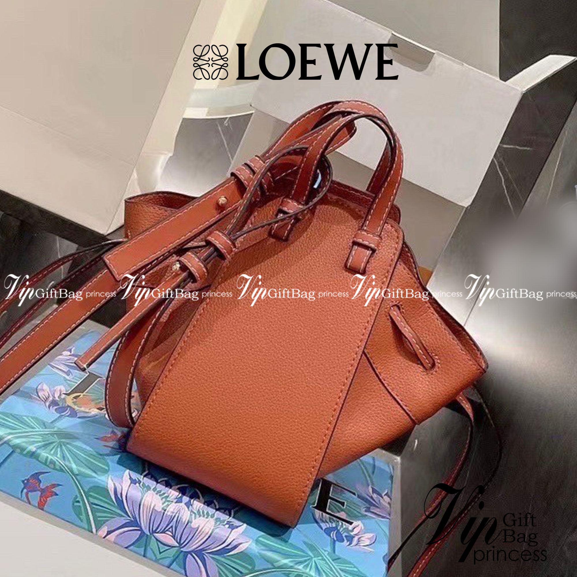 Loewe Small Hammock Leather Bag พร้อมส่ง 6 สี กระเป๋าถือหรือสะพาย รุ่น Rare items สุดๆ วัสดุหนังแท้ Calfskin หนังสวยดีไซน์มีเอกลักษณ์ ใบขนาดกำลังดี น้ำหนักเบา สามารถปรับได้หลายทรง ด้านข้างมีซิปปรับขยายได้ ภายในโล่งกว้าง ใส่กระเป๋าสตางค์ กล้อง มือถือ ของใช