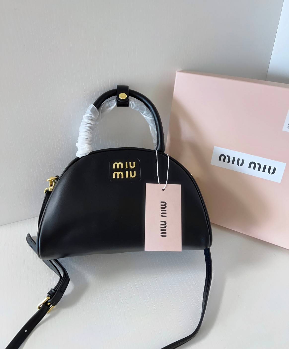 MIU MIU HALF-MOON TOP HANDLE BAG / Patent leather bowling bag / Miu Miu Leather top-handle bag กระเป๋าทรงพระจันทร์เสี้ยว หนังนิ่ม ลื่นเงา ตัดกับอะไหล่ทองได้ลงตัว