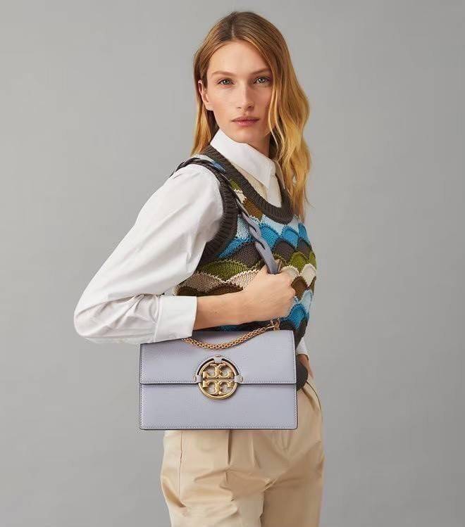 TORY BURCH MILLER SHOULDER BAG รุ่นยอดนิยม รุ่นหายาก รุ่นที่สาวๆตามหา ใบนี้เลย!! สวยหรู ผู้ดีทุกสี กระเป๋าสะพายไหล่ ดีไซน์อยู่ทรง คลาสสิคแฝงความหรูด้วยโลโก้สีทองอร่ามโดดเด่น