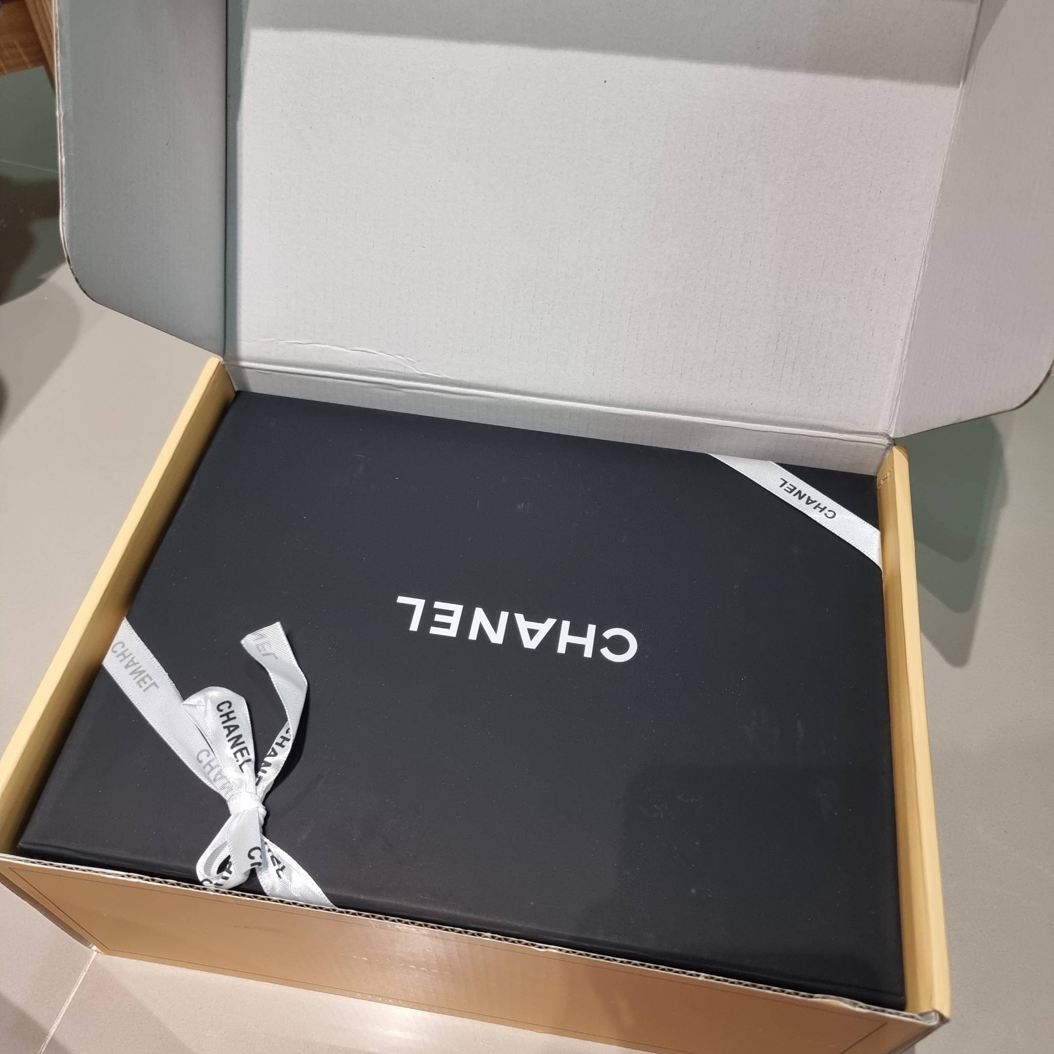 CHANEL Gabrielle Bag Medium สวยคลาสสิค No.1 ต้องยกให้ไอเท็มนี้เท่านั้น กับกระเป๋าสะพายซิกเนเจอร์ ดีไซน์ไม่เหมือนใคร เป็นเอกลักษณ์