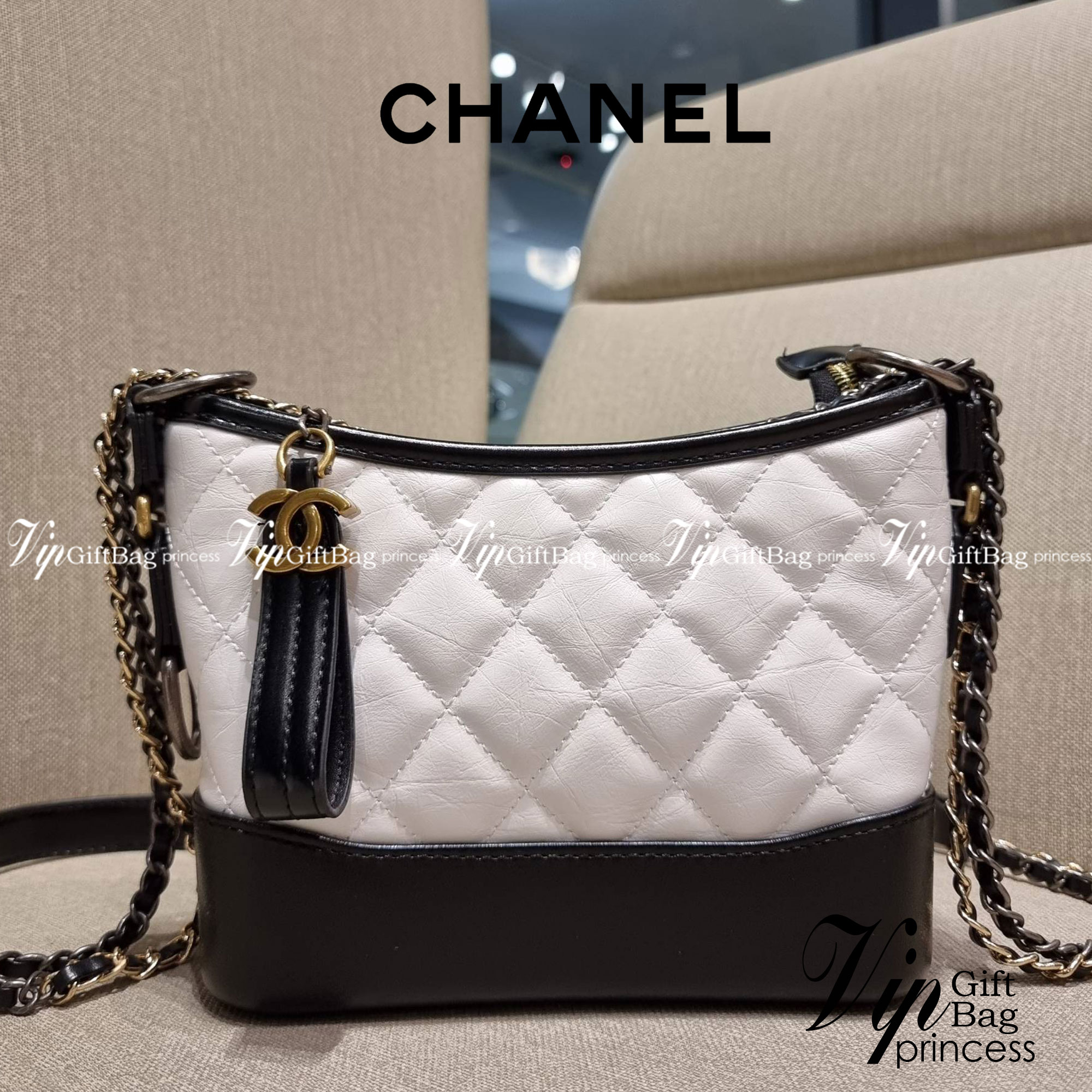 9" CHANEL SHOULDER BAG / CHANEL GABRIELLE HOBO BAG ไซส์คลาสสิค กระเป๋าสะพายข้าง/ไหล่ หนังแท้ นิ่ม หรู มาพร้อมพวงกุญแจสัญลักษณ์แบรนด์ อะไหล่พร้อมโซ่สะพายสีทองสลับสีเงินรมดำ สามารถสะพาย crossbody หรือสะพายไหล่ได้หมด สะพายแล้วขับผิวมากๆ เปิด-ปิดกระเป๋าด