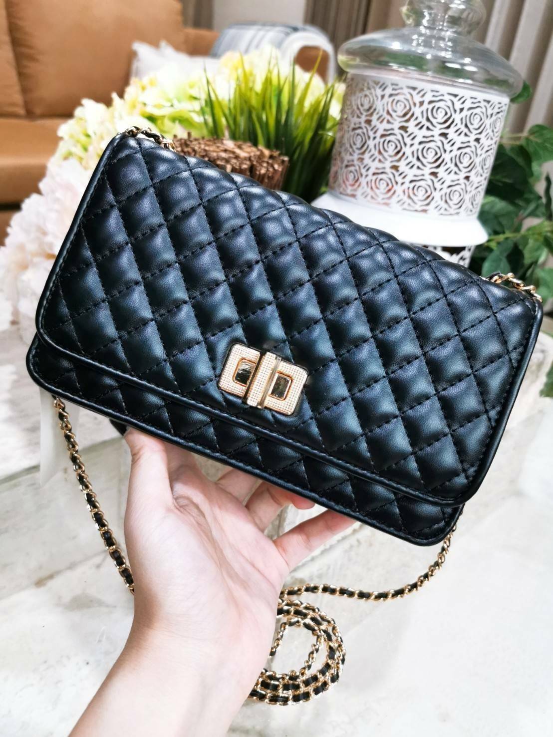 CHARLES & KIETH MINI CLUTCH BAG กระเป๋าสะพายทรงคลัชรุ่นยอดนิยมดีไซน์คลาสสิควัสดุหนังนิ่มลายตารางสวยอยู่ทรงขนาดมินิสไตล์ Chanel เปิดปิดด้วยตัวล๊อคแบบบิดอะไหล่ทอง ด้านหลังประดับโลโก้แบรนด์สวยดูดี มาพร้อมสายสะพายโซ่ร้อยหนัง Crossbody ได้สามารถซ้อนสายสะพายไหล