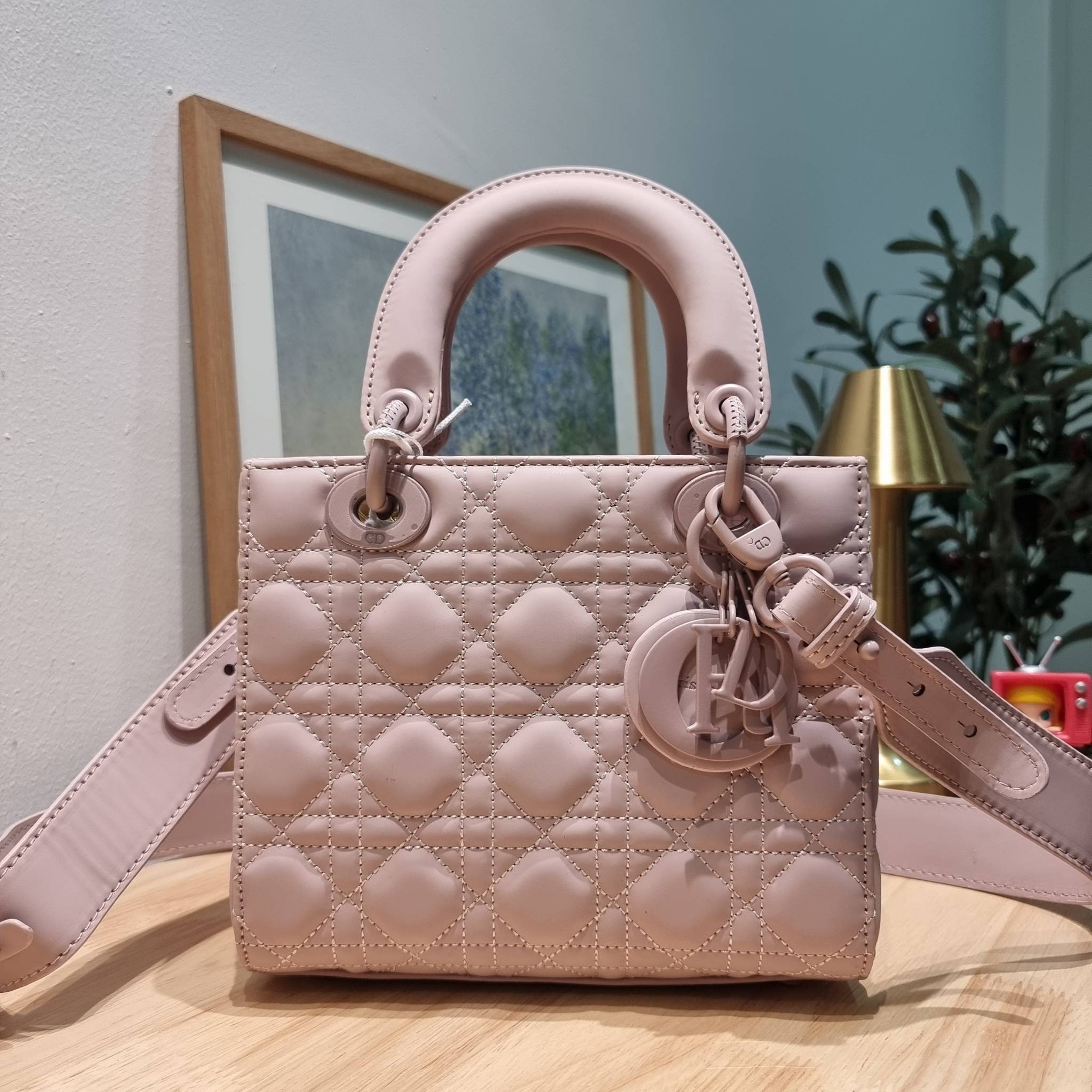 SMALL LADY DIOR MY ABCDIOR BAG Ultramatte Cannage Calfskin / CD LADY ULTRAMATTE BAG พร้อมส่ง กระเป๋าสะพายข้าง ดีไซน์เรียบง่าย แต่แฝงไปด้วยความหรูหรา ทรงกล่องคลาสสิค โดดเด่นด้วยพวงกุญแจอะไหล่สีเดียวกับตัวกระเป๋า ผิวแมทท์ ลายเส้นซ้อนทับสวยงาม