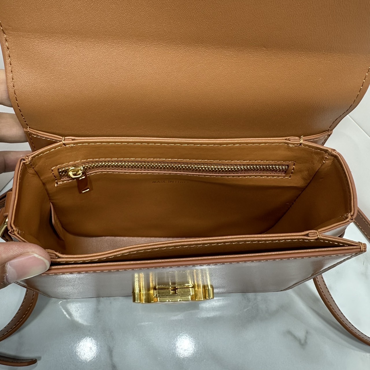 ORI หนังแท้ | 7" CELINE TRIOMPHE TEEN BAG in glossy leather กระเป๋าสะพายรุ่นยอดนิยม ถ่ายทอดให้เห็นถึงแก่นแท้ของสไตล์แบบ CELINE งานหนังเรียบเงาสวยหรูหรา