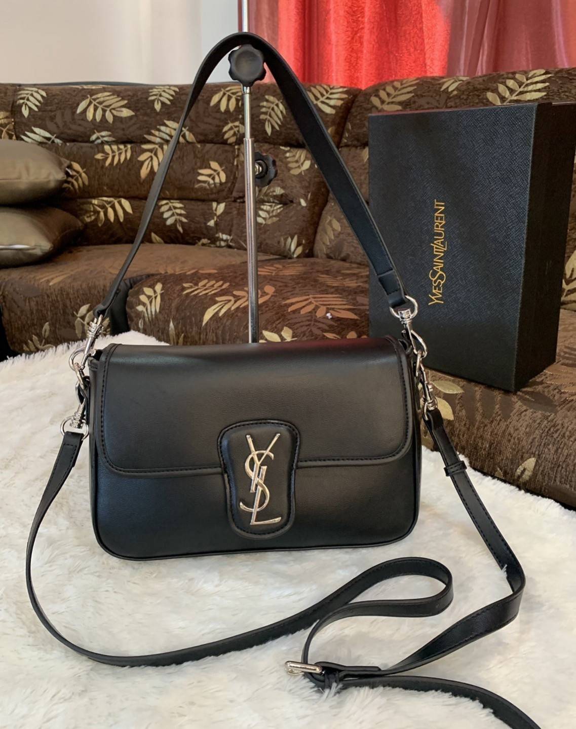 VIP 】YVES SAINT LAURENT YSL BAG VIP GIFT WITH PURCHASE (GWP) พรีเมี่ยมกิ้ฟ Limited Edition จาก YSL DUTY FREE COUNTER วัสดุหนังแกะสังเคราะห์ **หนังเรียบ อะไหล่เงิน น้ำหนักเบามากๆ ค่ะ สะพายไม่ปวดไหล่ ดีไซน์กระเป๋าประดับโลโก้แบรนด์ที่ด้านหน้า มาพร้อมสายสะพาย