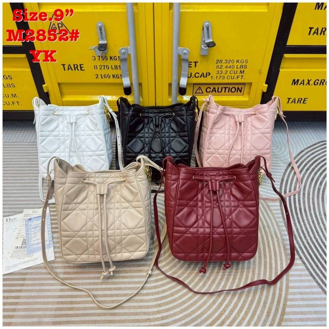 Dior Medium D-Motion Bag กระเป๋าสะพายทรงบัคเก็ต โดดเด่นด้วยดีไซน์ทรงถังทันสมัยเรียบง่ายใช้งานได้จริง เย็บตะเข็บแบบ Macrocannage นุ่มนวล