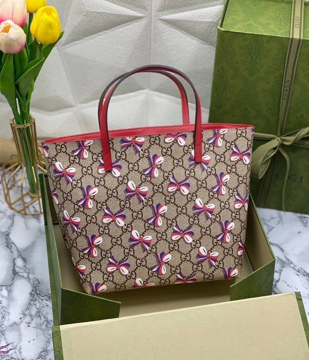 (รวมแบบ) หนังแท้ GUCCI Animal-Friendly Gucci Kid GG Supreme Tote Bag ลายใหม่น่ารักมากเลยค่าา งานหนังแท้ทรงตั้งสวย ขนาดกะทัดรัด จุของได้เยอะ ใช้ได้ทั้งเด็กและผู้ใหญ่ น่ารักมากค่ะ