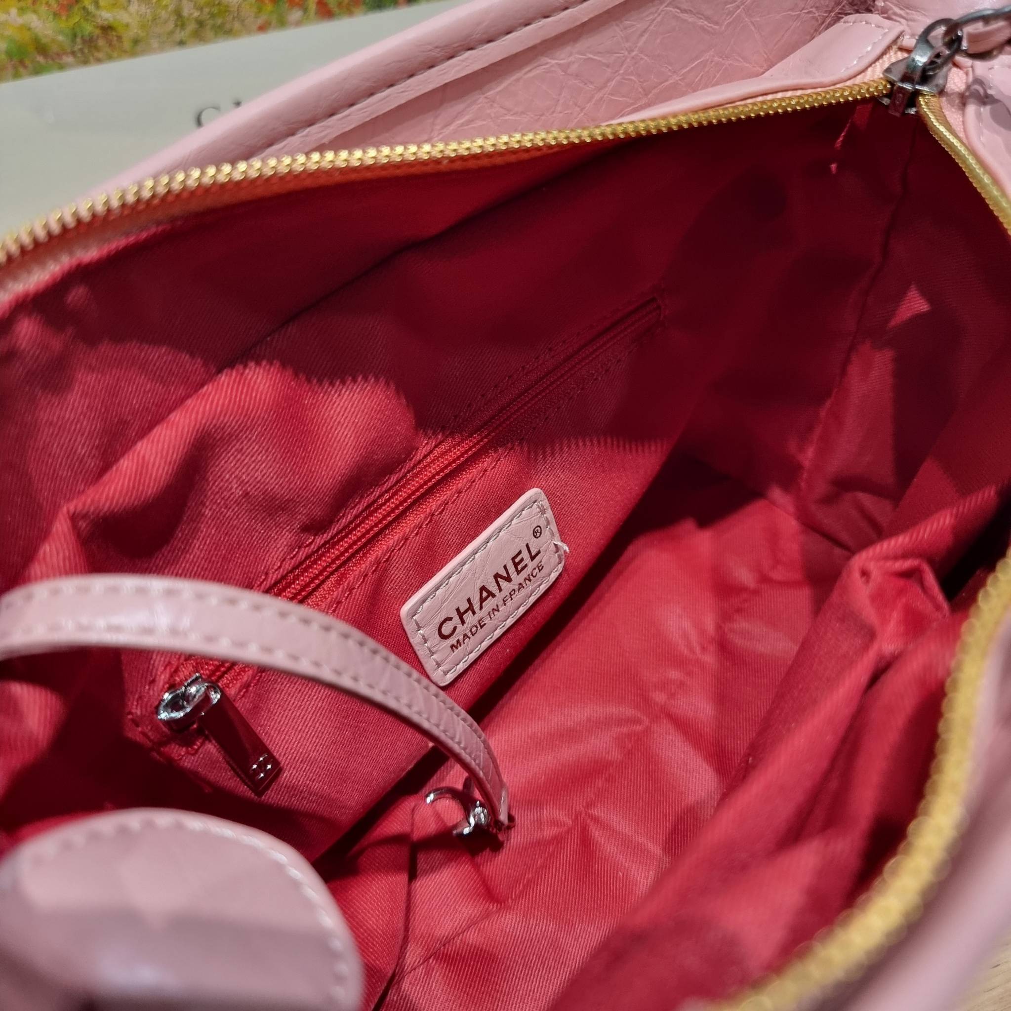 CHANEL Gabrielle Bag Medium สวยคลาสสิค No.1 ต้องยกให้ไอเท็มนี้เท่านั้น กับกระเป๋าสะพายซิกเนเจอร์ ดีไซน์ไม่เหมือนใคร เป็นเอกลักษณ์ ใช้งานได้หลากหลาย สะพายได้ไม่ซ้ำ