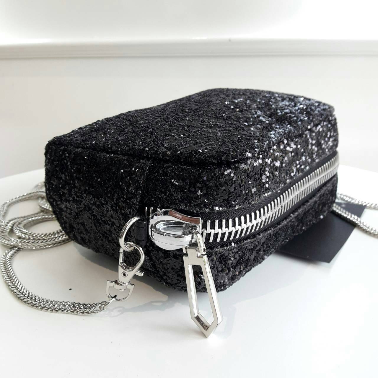 River Island glitter crossbody & cluth bag กระเป๋าทรงสวย ดีไซน์แจากแบรนด์ดัง River Island แบรนด์ดังจาก UK. โดดเด่นด้วยตัวกระเป๋า ประดับ glitter ทั้งใบ สวยโดดเด่น เปิดปิดกระเป๋าด้วยซิป ภายในกว้าง จุได้เยอะ ใส่โทรศัพท์ได้ทุกรุ่น + กระเป๋าสตางค์สั้น ใบนี้จะส