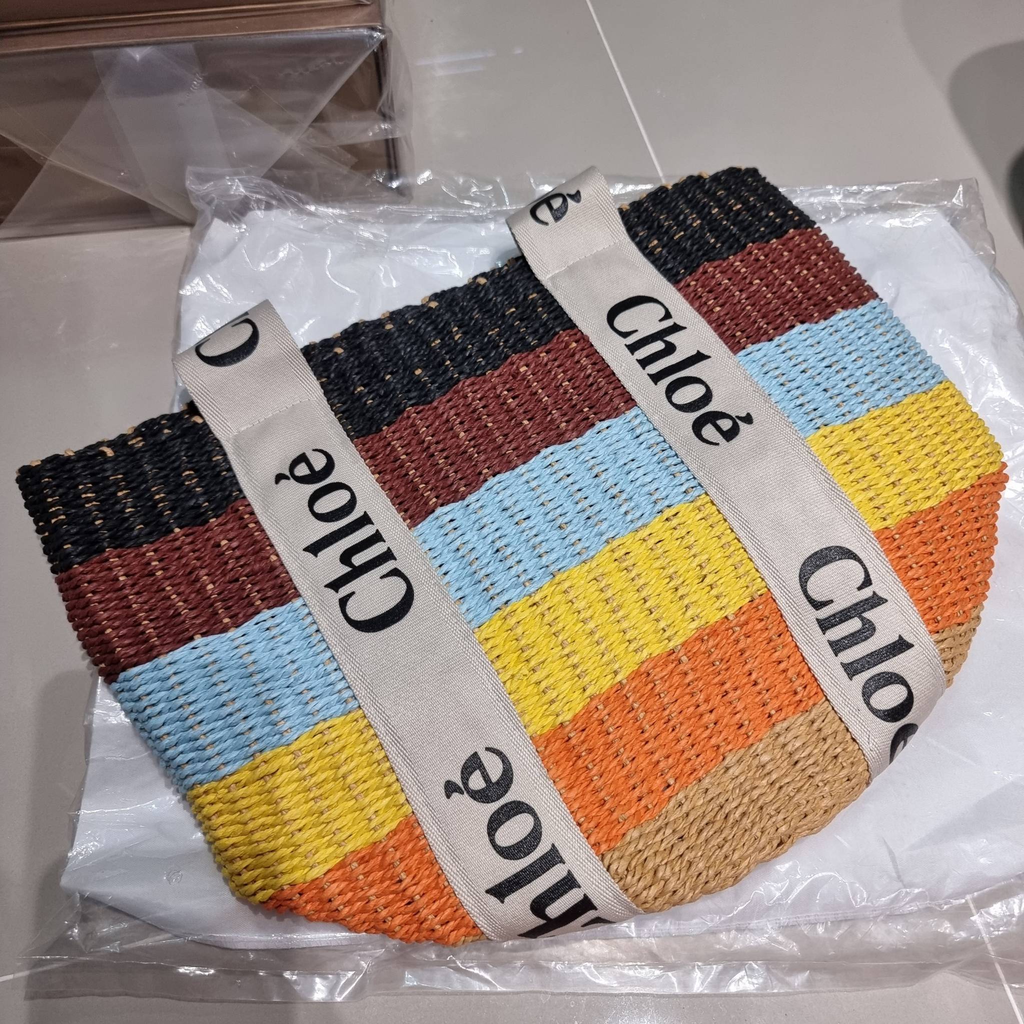 CHLOE LARGE WOODY BASKET Multicolor กระเป๋าสะพายสานทรงตะกร้า ยอดฮิตติดลมของแบรนด์ ด้วยวัสดุสังเคราห์จากธรรมชาติ สานทอเต็มใบออกมาเป็นลวดลายสวยงาม