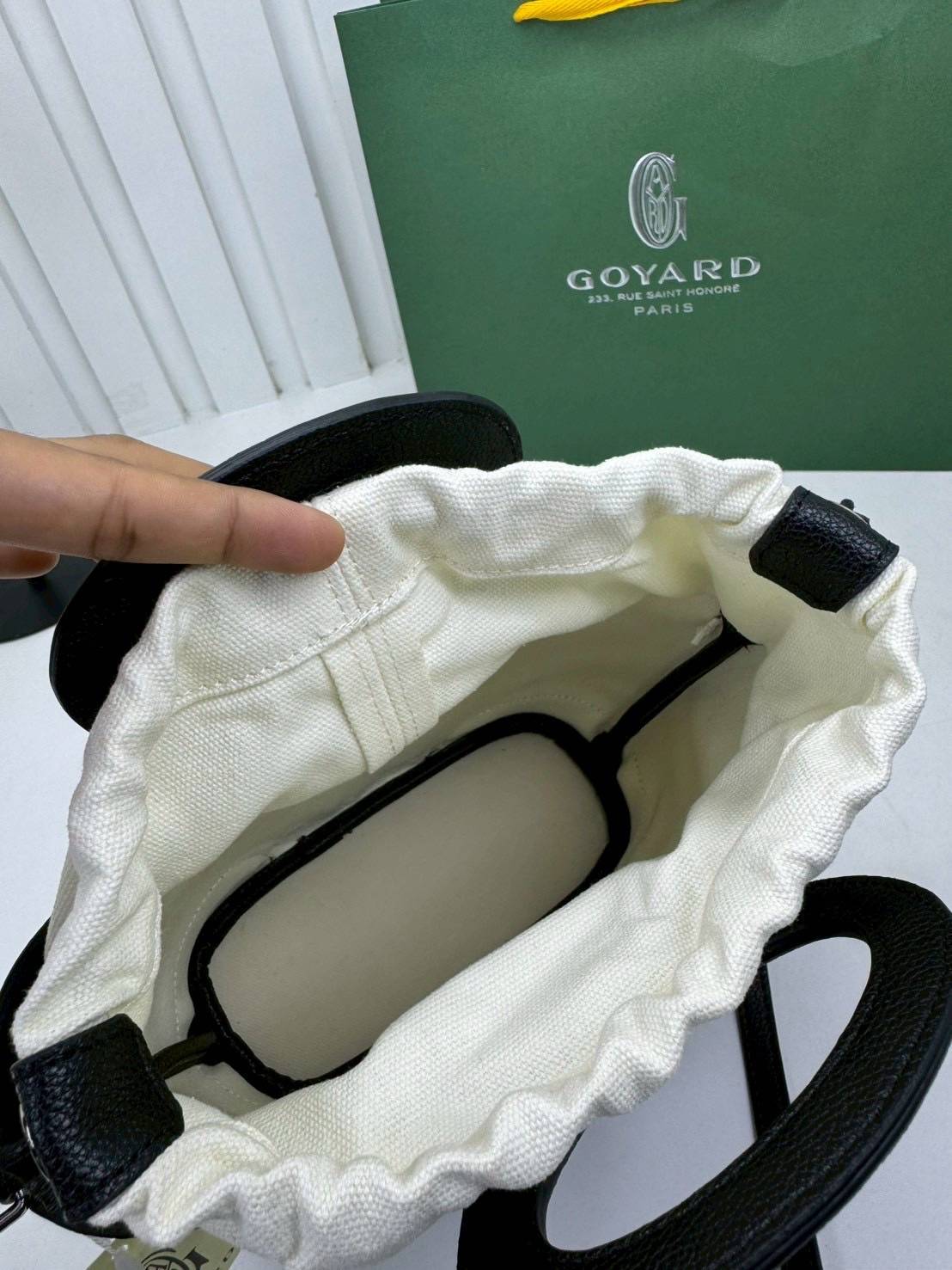 ORI หนังแท้ | Goyard Beluga Mini Bag กระเป๋าสะพายทรงบัคเก็ต พร้อมหูจับในตัว สะดวกใช้งาน ด้านในเป็นผ้าดีไซน์ผูก เพิ่มความน่ารักน่าใช้ สวยมากค่ะ