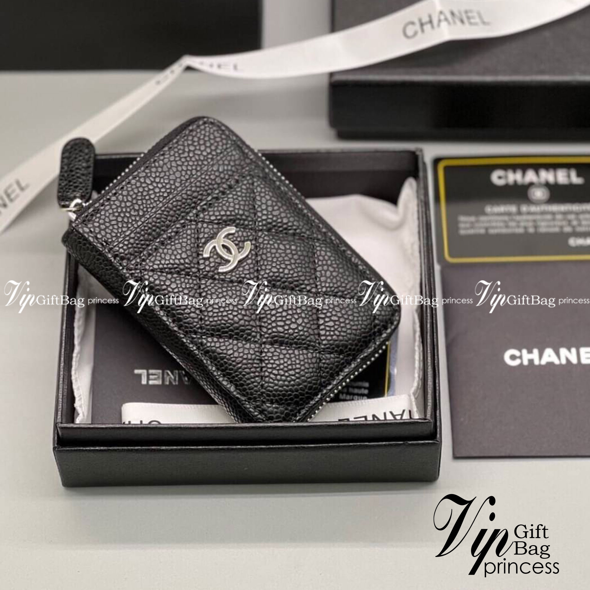 CHANEL mini zippy black caviar เกรดออริจินอล หนังแท้ กระเป๋าเงินซิปรอบใบเล็ก ด้านหน้ามีช่องใส่การ์ด 2 ช่อง ด้านหลังกระเป๋า 1 ช่องและด้านในกระเป๋าแบ่งเป็น 2 ช่องนะคะ ใส่ได้ทั้งการ์ด เหรียญ แบงค์แบบพับได้ค่ะ หนังคาเวียสีดำ อะไหล่เงิน สวยคลาสสิคมากๆ เลยค่ะ ภ