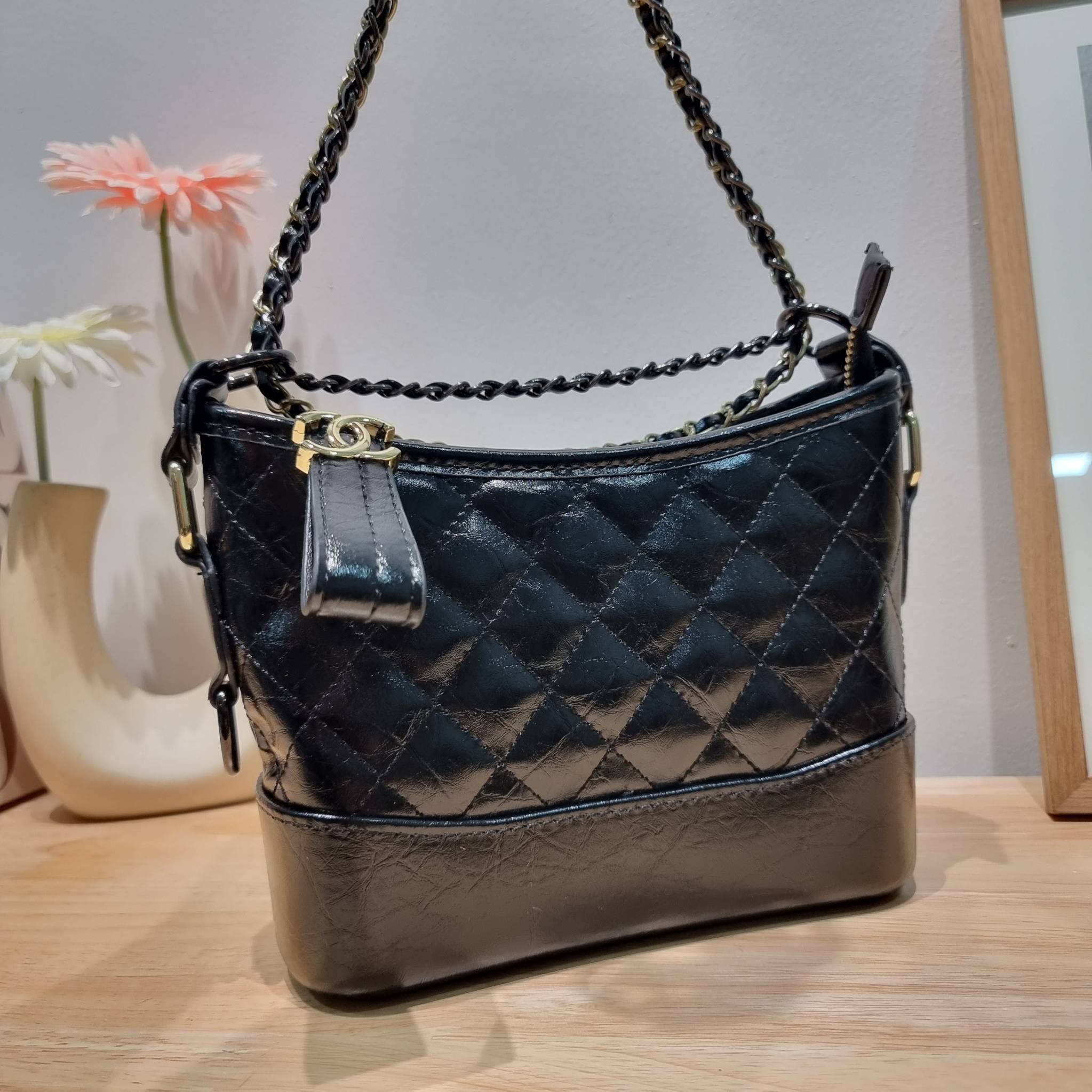 CHANEL GIFT SET สุดหรูชวนให้สะสมส่งท้ายปี กับไอเท็มลิมิเต็ดและ best seller พร้อมเสิร์ฟครบชุด สุดคุ้ม มาพร้อมกระเป๋าสะพายถึง 2 ใบ เด็ดทั้งคู่ๆ วัสดุหนังวัว และยังไม่พอ มีกระเป๋าสตางค์แถมให้ไปอีก 1ใบ สวยครบจบในเซ็ทเดียว!!