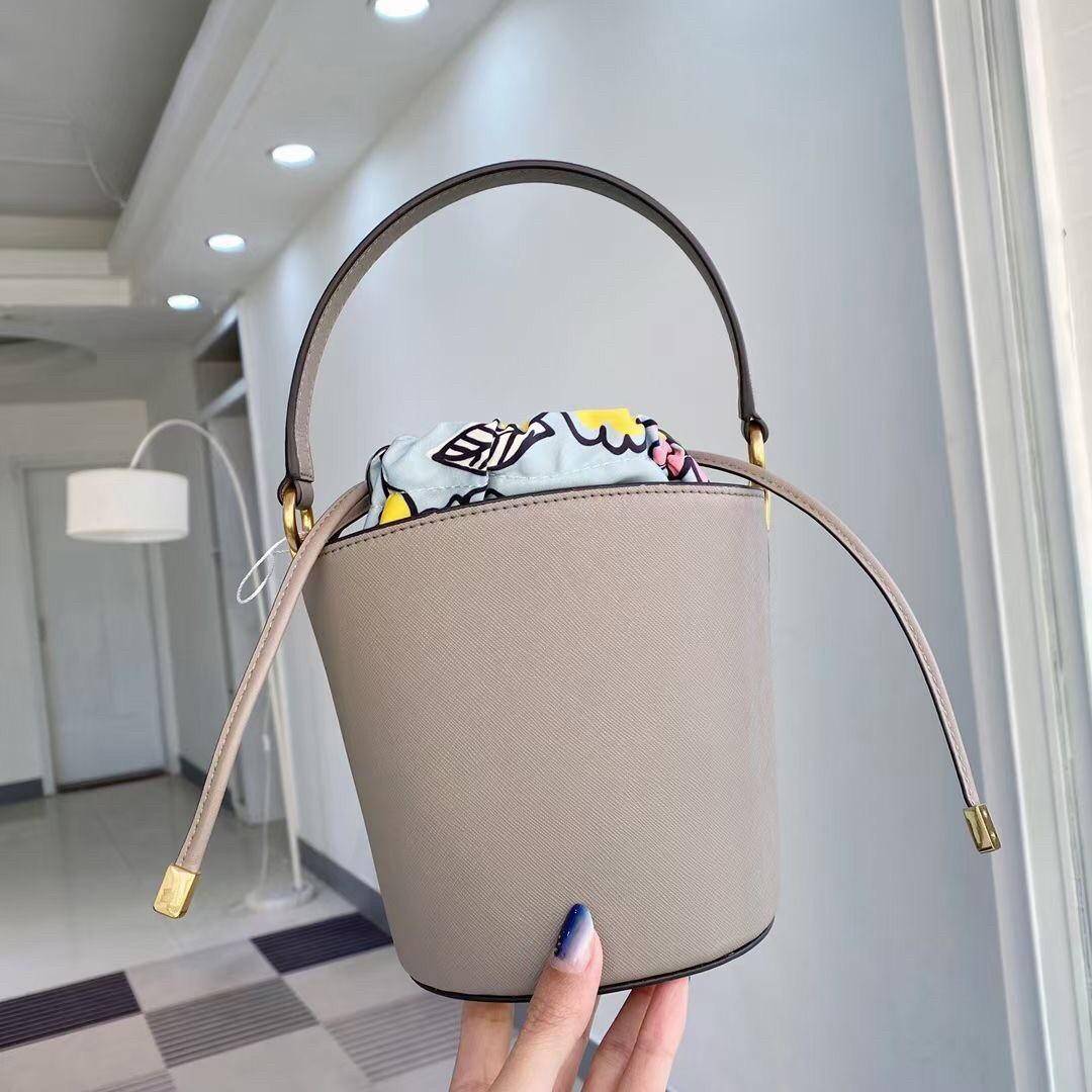 Tory Burch Robinson Mini Leather Bucket Bag 75591 กระเป๋าถือ หรือ สะพายข้าง Crossbody ได้ วัสดุหนังแท้ อะไหล่ทองหรูหรา
