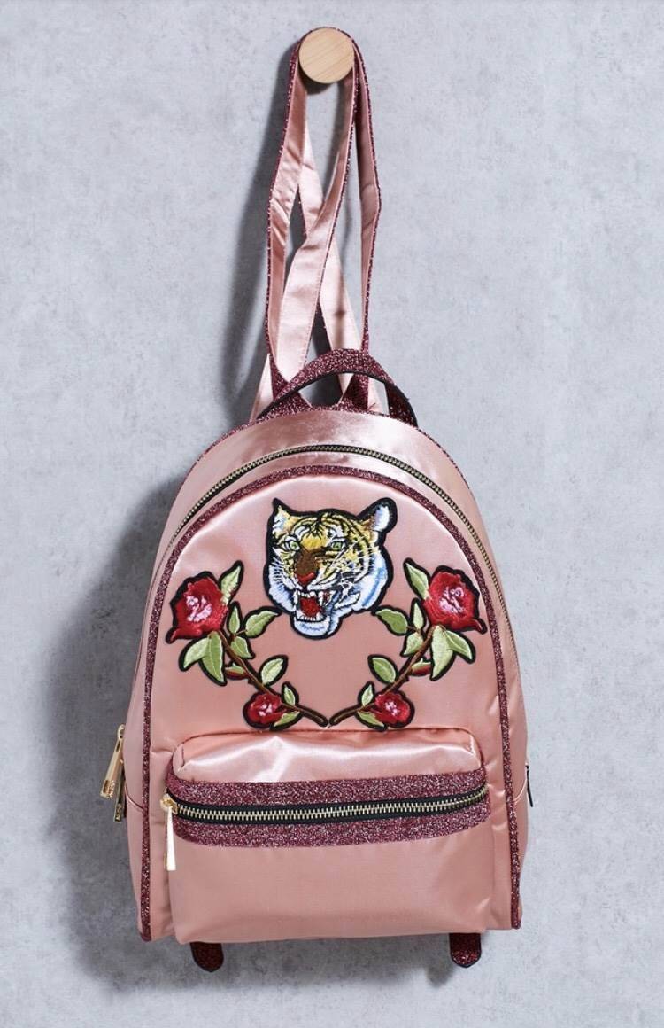 ALDO Grawn Satin Backpack with Tiger&Rose Patches กระเป๋าเป้สะพายหลังจาก ALDO แบรนด์ดังแคนนาดา ดีไซน์สุดชิคปักลายเสือและดอกไม้สวยทั้ง2สี ด้านหน้ามี 1 ช่องซิป เปิดปิดด้วยซิปคู่สะดวกใช้ ภายในมีโลโก้ ช่องซิปและช่องใส่ของ จุได้เยอะ ใส่ ipad ได้ น้ำหนักเบา หูจ