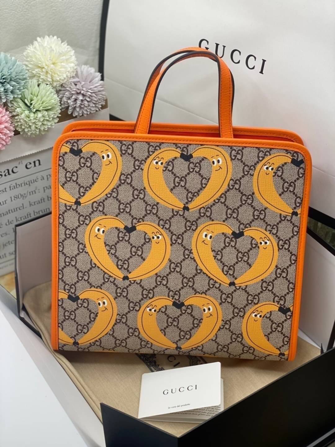 Ori GUCCI Children's tote bag GG kids ที่สุดของความน่ารัก ลิมิเต็ดแบบไม่มีเอาท์ สาวๆสายหวานไม่ควรพลาดด้วยประการทั้งปวงเลยค่าา หนังแท้เกรดดีที่สุด พิมพ์ลายแบรนด์รอบใบเทคเจอร์สวยอยู่ทรง ภายในมีโลโก้กว้างและจุสุดๆใส่สัมภาระได้เยอะ ภาพถ่ายจ