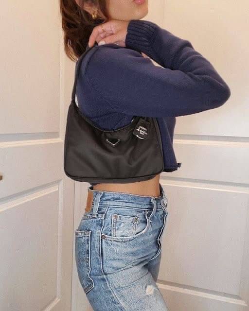 PRADA Nylon Mini Bag รุ่นใหม่แนะนำ!! พร้อมส่งครบ4สี รุ่นขายดีในตำนานค่ะ PRADA NYLON HANDBAGS ขนาดกะทัดรัด **อะไหล่เงิน วัสดุทำจากผ้าNylon อย่างหนา อยู่ทรง กันน้ำได้ หายห่วงคะ ด้านหน้ามีโลโก้แบรนด์ เปิดปิดด้วยซิป มาพร้อมสายผ้า ไม่สามา