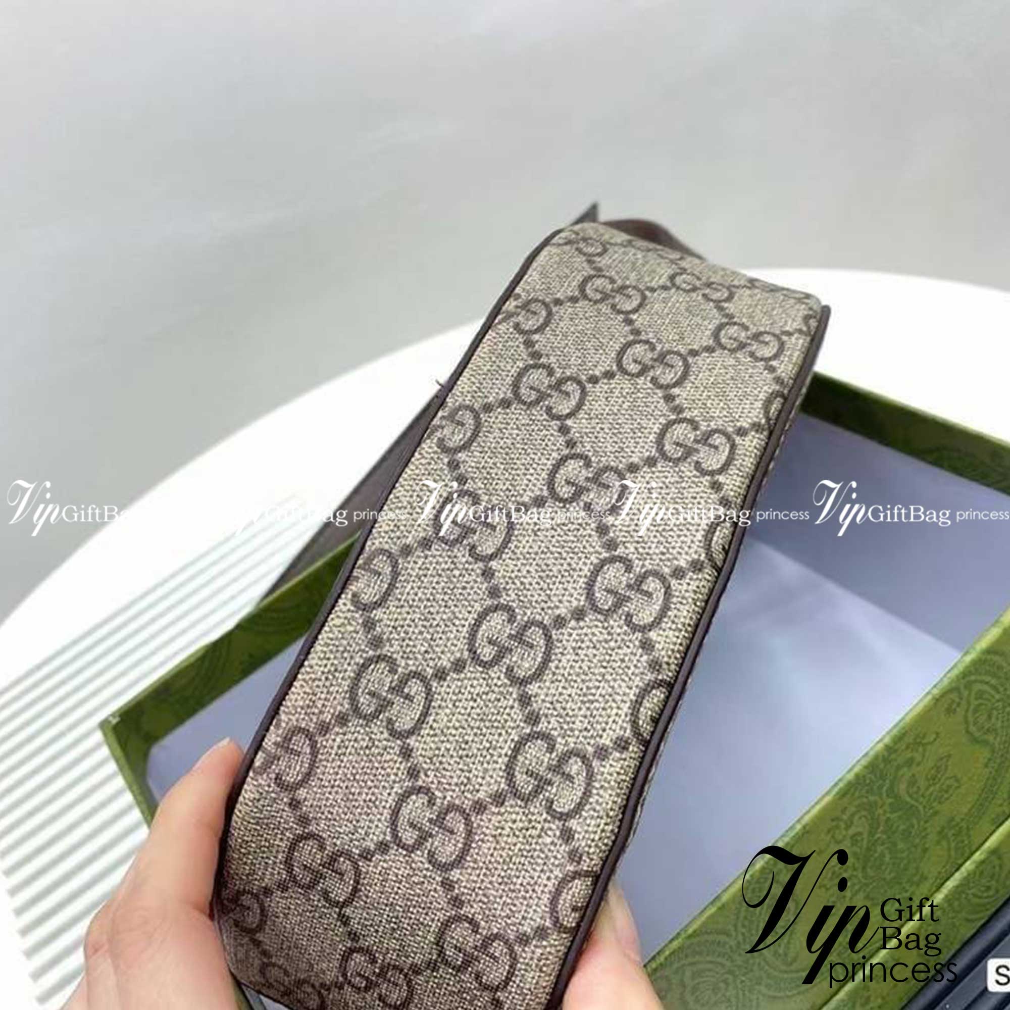 GUCCI Mini GG Round Shoulder Bag / Gucci circle bag กระเป๋าสะพายทรงกลมสุดคิ๊ว คอลเลคชั่นใหม่ น่ารักมาก วัสดุหนังแคนวาสสลับหนังแท้ เปิดปิดด้วยซิป ใส่ของจุกจิกได้เยอะสำหรับสาวสาวที่ไม่ชอบใบใหญ่ใบนี้ตอบโจทย์เลยค่ะ