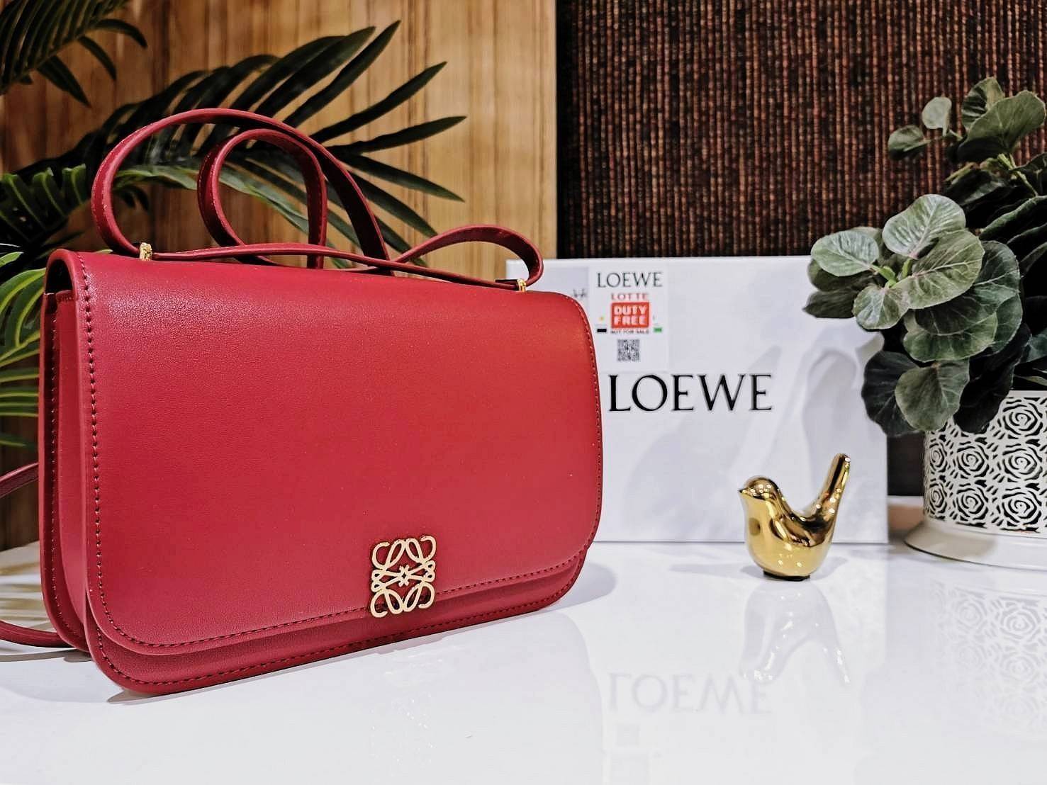 LOEWE CROSSBODYBAG VIP GIFT WITH PURCHASE (GWP) กระเป๋าสะพายพรีเมี่ยมกิ๊ฟ Limited Edition จากน้ำหอม LOEWE DUTY FREE วัสดุหนังแท้ Calf Leather หนังเรียบสวยอยู่ทรงดีไซน์สุดคลาสสิค เปิดปิดด้วยฝาปิดโลโก้แบรนด์อะไหล่ทองหรู ภายในมีช่องแบ่งหลายช่องแยกเป็นสัดส่วน