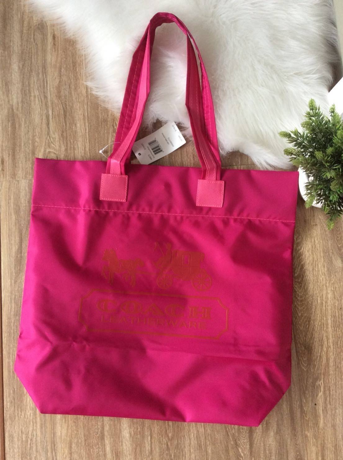 COACH nylon tote bag กระเป๋าสะพายทรง tote วัสดุ nylon หูหิ้วหนัง+ nylon ด้านหน้าปั๊ม logo brand เปิดปิดด้วยกระดุมแม่เหล็ก ภายในกว้าง ใส่ A4 ได้ และมีช่องซิปเล็กใส่ของจุกจิก ใบนี้จุได้เยอะ ทนทานทำความสะอาดง่ายค่ะ สวยทุกสีค่ะ