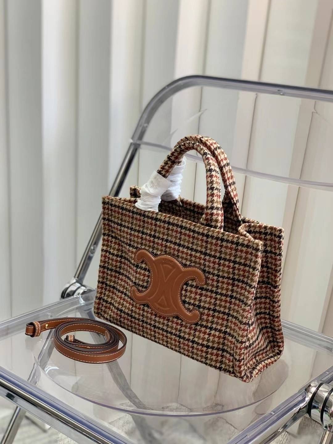 CELINE CABAS THAIS IN TWEED AND CALFSKIN MULTICOLOR / Celine Tote bag รุ่นใหม่ล่าสุด! CELINE MINI CANVAS BAG กระเป๋าผ้าลายสก๊อตสุดเก๋ รูปทรงสวย ขนาดมินิน่ารัก ประดับโลโก้หนังด้านหน้า ช่องใหญ่ด้านในบุผ้าสีเบจ จุของได้กำลังดี