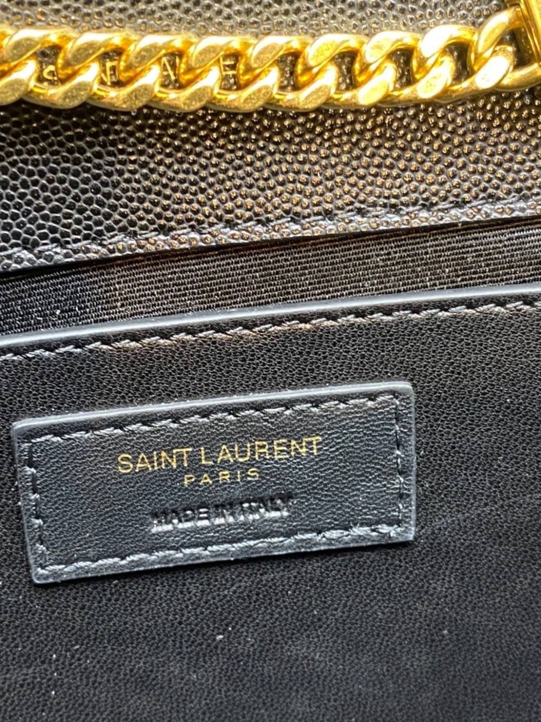 YSL kate medium chain bag in grain de poudre embossed leather 24cm กระเป๋าสะพายแบรนด์หรู รุ่นฮิตลอดกาล งานสวยดูดีมีระดับ ปั้มทุกจุด ขนาดกระทัดรัดกำลังดี มาพร้อมาสะพายโซ่ยาว เลื่อนปรับเป็น 2 แถว เพื่อสะพายเป็นสายสั้นได้ ด้านในโล่งกว้าง ใส่กระเป๋าสตางค์ใบยา