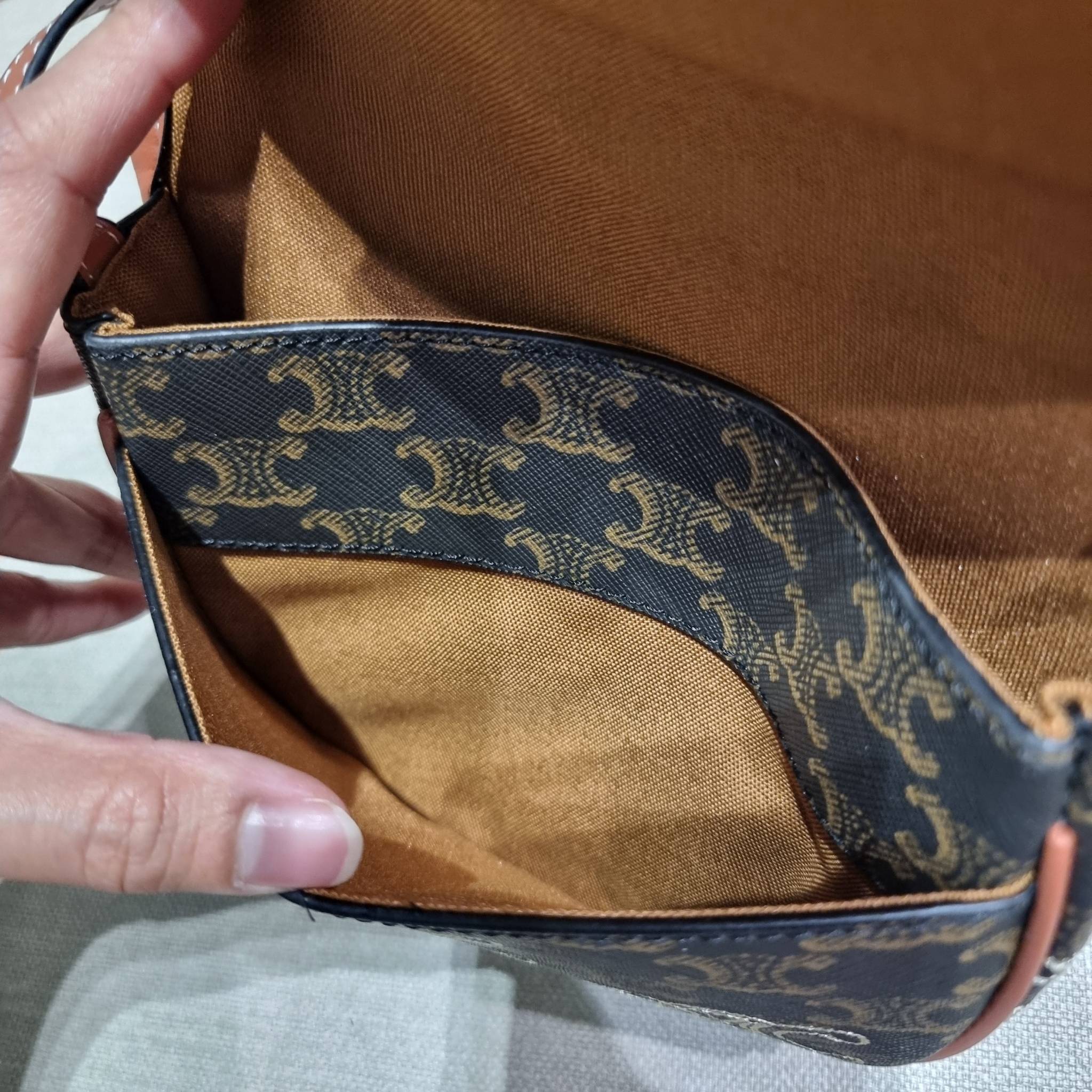 VIP 🥂 CELINE MINI BESACE IN TRIOMPHE CANVAS WITH TRIOMPHE HEART EMBROIDERY ใหม่พร้อมเสิร์ฟแบบไม่ต้องรอใคร!! กับกระเป๋าสะพายข้าง ที่เห็นแล้วต้องรัก ด้วยรูปทรงที่คลาสสิคแฝงความหรู ขนาดกำลังน่าใช้ โลโก้ลายปัก ดีเทลเดินด้ายรูปหัวใจ คละรอบใบ วัสดุหนังแ