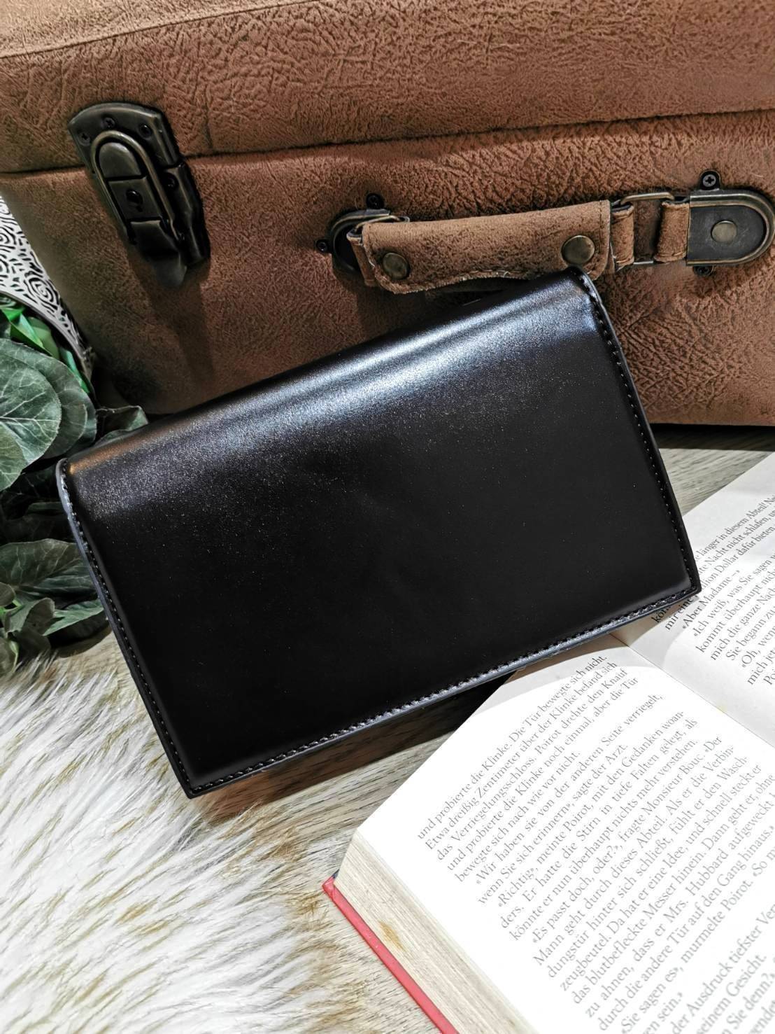 VIP YVES SAINT LAURENT YSL BAG / YSL Small Kate Bag กระเป๋าสะพายดีไซน์ทรงสี่เหลี่ยมหนังเรียบสวยอยู่ทรงเปิดปิดด้วยฝาปิดกระดุมด้านหน้าประดับโลโก้แบรนด์อะไหล่ทองพร้อมโซ่ห้อยฟรุ้งฟริ้ง ภายในโล่งสามารถใส่มือถือ กระเป๋าสตางค์ ของจุกจิกได้เยอะมีสายสะพายโซ่ต่อหนั