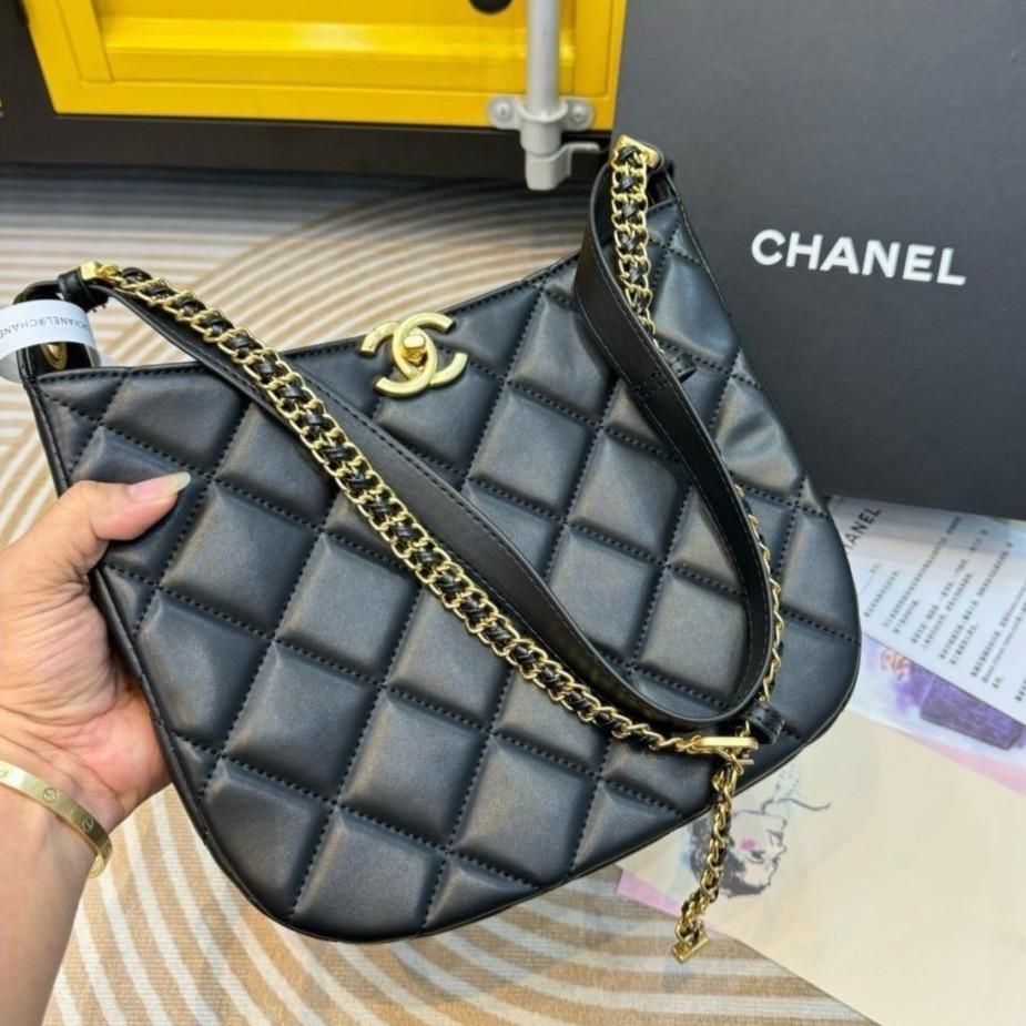 Chanel 22K Hobo Shoulder Bag กระเป๋าสะพายทรงโฮโบทรงสวย หนังเรียบหรูหรา อะไหล่ทองวินเทจ ประดับโลโก้แบรนด์สุดหรูด้านหน้า