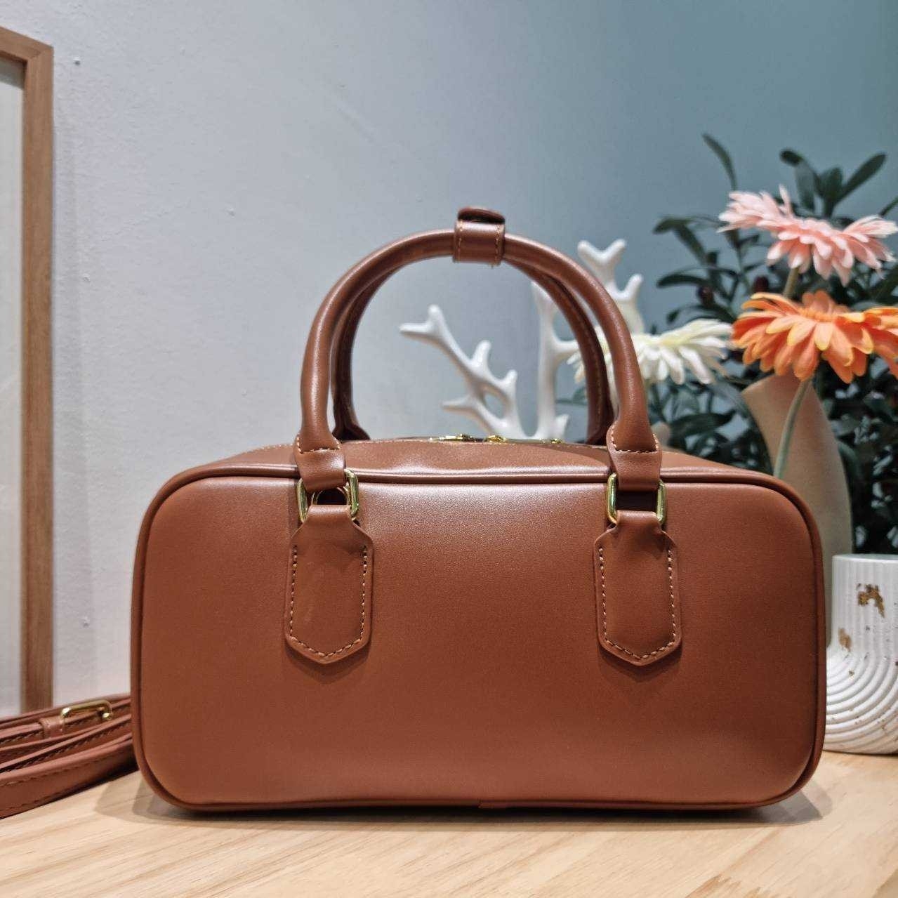 MIU MIU ARCADIE LEATHER BAG M, Geniş 27cm กระเป๋าถือ/สะพายสุดชิค น่ารักๆเก๋ๆ ดีไซน์เรียบแต่มากมีอยู่จริง สวยดูแพง