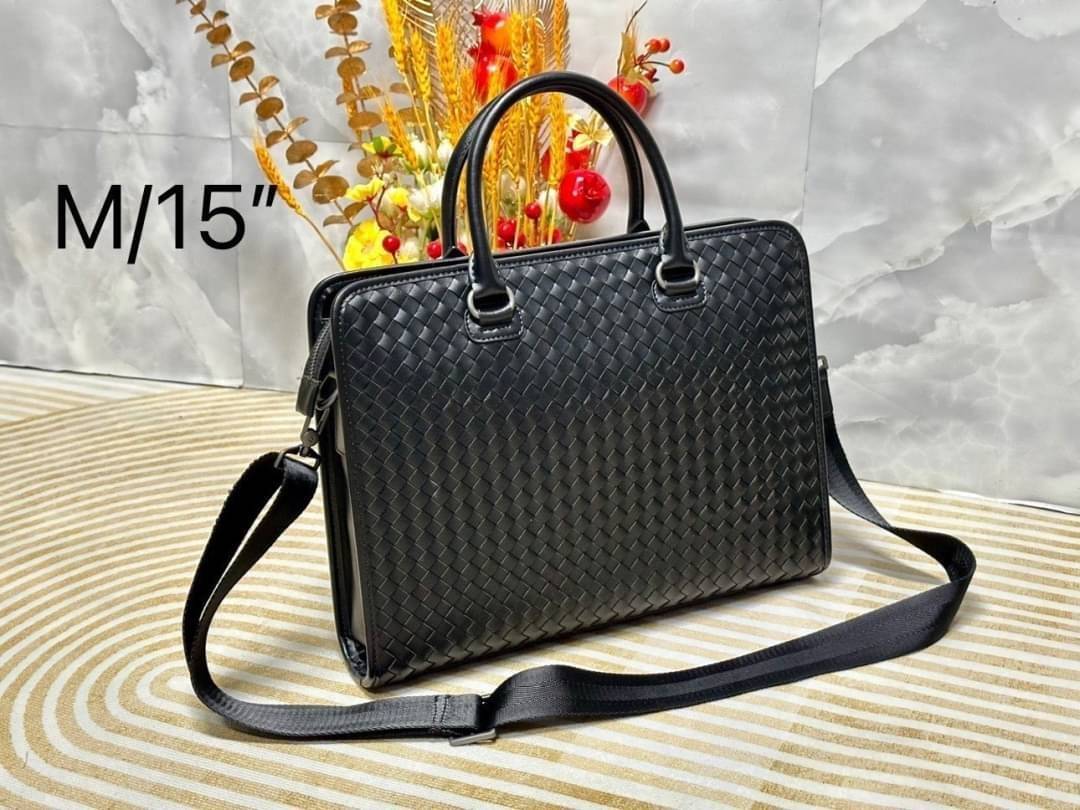 Bottega Veneta Getaway Briefcase กระเป๋าใส่เอกสาร สวยเรียบหรูคลาสสิกเป็นเอกลักษณ์ โดดเด่นด้วยงานสานตาราง ดีไซน์เรียบง่าย แต่ดูแพง ไอเท็มสุดปัง!!