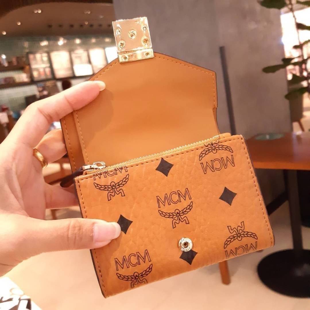 M.C.M PATRICIA THREE-FOLD WALLET IN VISETOS กระเป๋าสตางค์ใบเล็ก รุ่นฝาพับ unisex ใช้ได้ทั้งหนุ่มๆและสาวๆน้า ใช้งานง่าย ด้วยกระดุมโลโก้ พกพาง่าย วัสดุหนังแคนวาสคุณภาพดี ภายในเป็นหนังแท้ นิ่ม สวย ใส่บัตรได้เยอะ ใส่ธนบัตรได้ทุกชนิด ในช่องมีที่ใส่บัตรพิเศษภาย