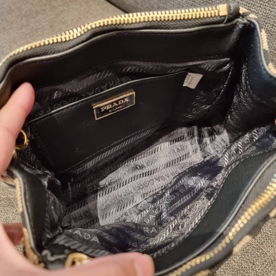 PRADA GALLERIA JACQUARD FABRIC BAG กระเป๋าถือ/สะพายดีไซน์ใหม่ ผ้า jacquard ถักทอเป็นลวดลายสวยคม โดดเด่นไม่ซ้ำใคร ด้านข้างมีกระดุม ติดเก็บทรงได้ ตัวกระเป๋าถูกแบ่งเป็นสัดส่วน เป็นช่องซิป 2 ด้าน และช่องกลางเก็บของอีกหนึ่ง มาพร้อมหูจับในตัว และสายครอสให้ เป็น