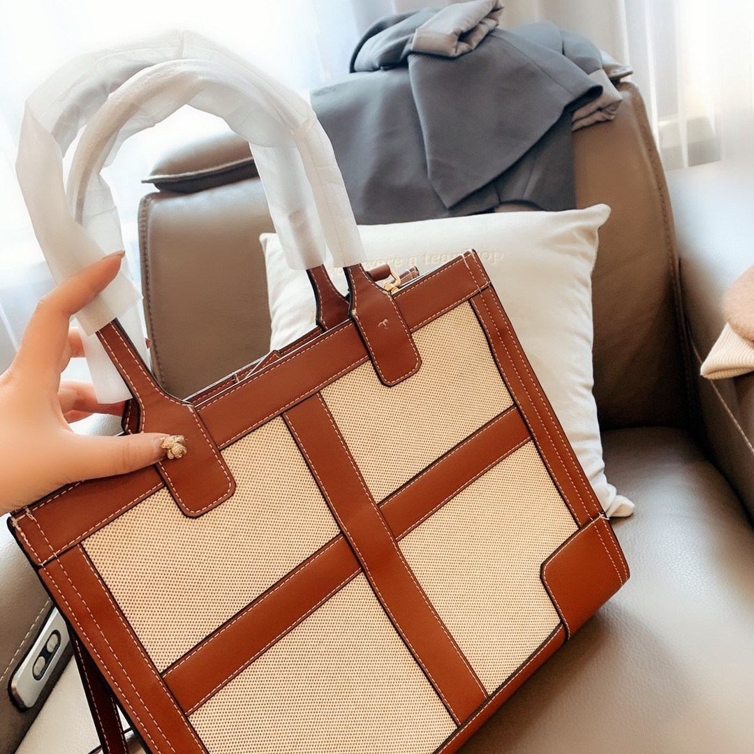 ของแท้ 💯% Tory Burch Ella Canvas Quadrant tote วัสดุ ผ้าCanvas ทั้งใบตัดด้วยหนังแท้สีน้ำตาล ตัวกระเป๋าตั้งอยู่ทรงสวย