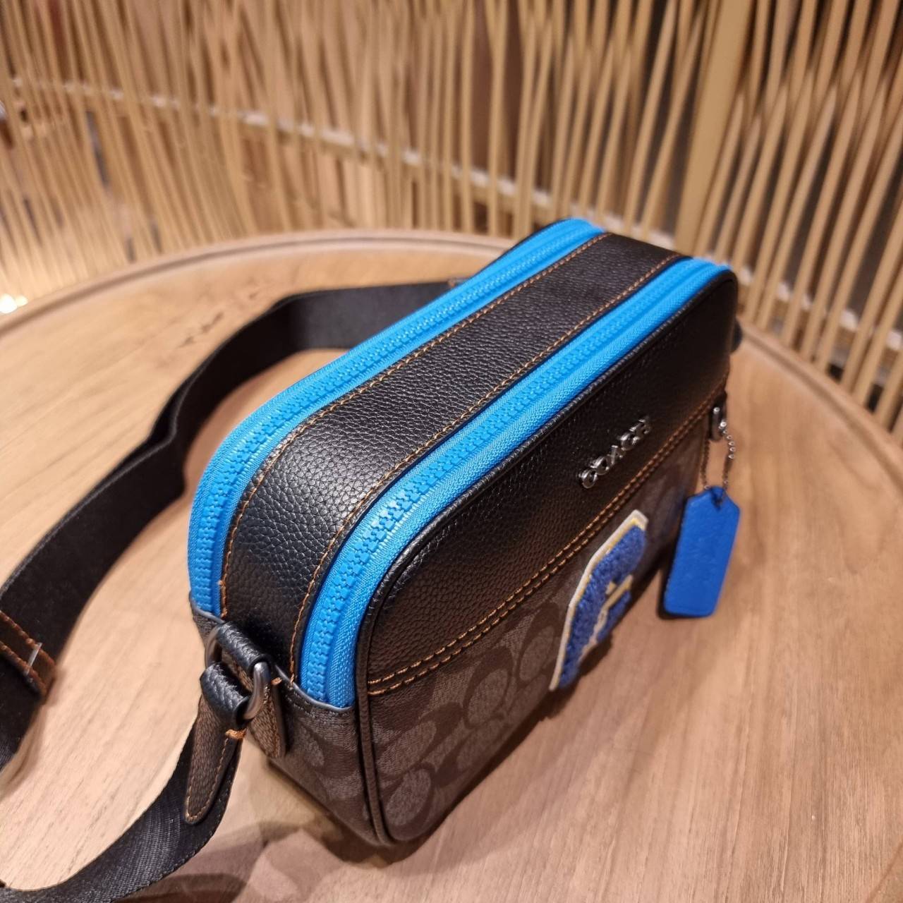 COACH C4027 COACH x PEANUTS GRAHAM CROSSBODY IN SIGNATURE CANVAS WITH SNOOPY จัดให้อีกไอเท็มจ้า สำหรับสาวกสนูปพีโดยเฉพาะ กระเป๋าครอสบอดี้ทรงยอดฮิต รุ่นนี้สามารถใช้ยูนิเซ็กส์ได้เลย สาวๆหนุ่มๆได้หมดไม่เกี่ยง!! รูปทรงดีไซน์คลาสสิค โดดเด่นด้วยตัว C ตกแต่งตัวใ