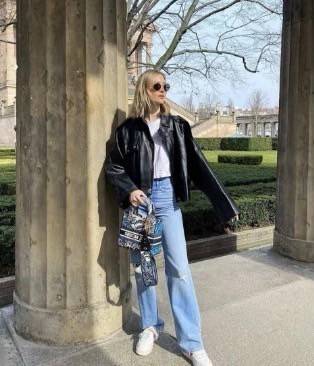 DIOR WOMEN MEDIUM LADY D-LITE BAG VIP GIFT WITH PURCHASE (GWP) พรีเมี่ยมกิ้ฟ Limited Edition จาก DIOR DUTYFREE COUNTER วัสดุหนังแท้ Calfskin หุ้มด้วยผ้า Cannage อีกชั้นและปักลวดลาย 'Dior Palm' กระเป๋า Lady D-Lite ผสมผสานความสง่างามและคลาสสิกที่เ