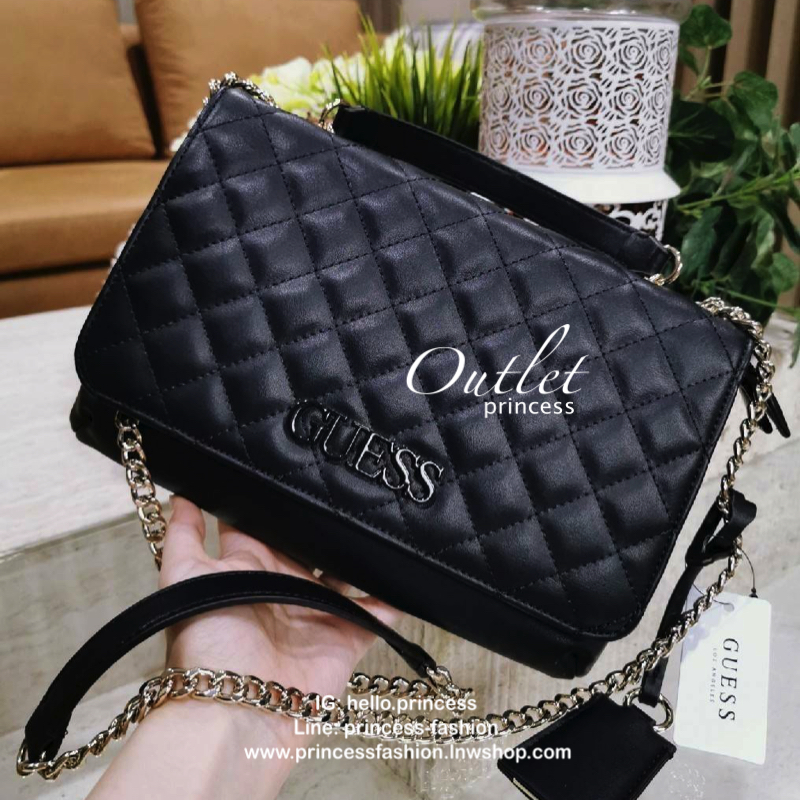 GUESS CROSSBODY BAG กระเป๋าสะพายรุ่นใหม่ล่าสุดทรงเหลี่ยมหนังนิ่มสวยเดินเส้นลายตารางอยู่ทรงด้านหน้าประดับโลโก้ GUESS สวยดูมีเปิดปิดด้วยฝาปิด ภายในมีช่องแบ่งสองช่องเป็นสัดส่วนใส่กระเป๋าสตางค์ใบยาว มือถือ ของจุกจิกได้เยอะ พร้อมสายสะพายโซ่ต่อหนังจะเลื่อนใช้สา
