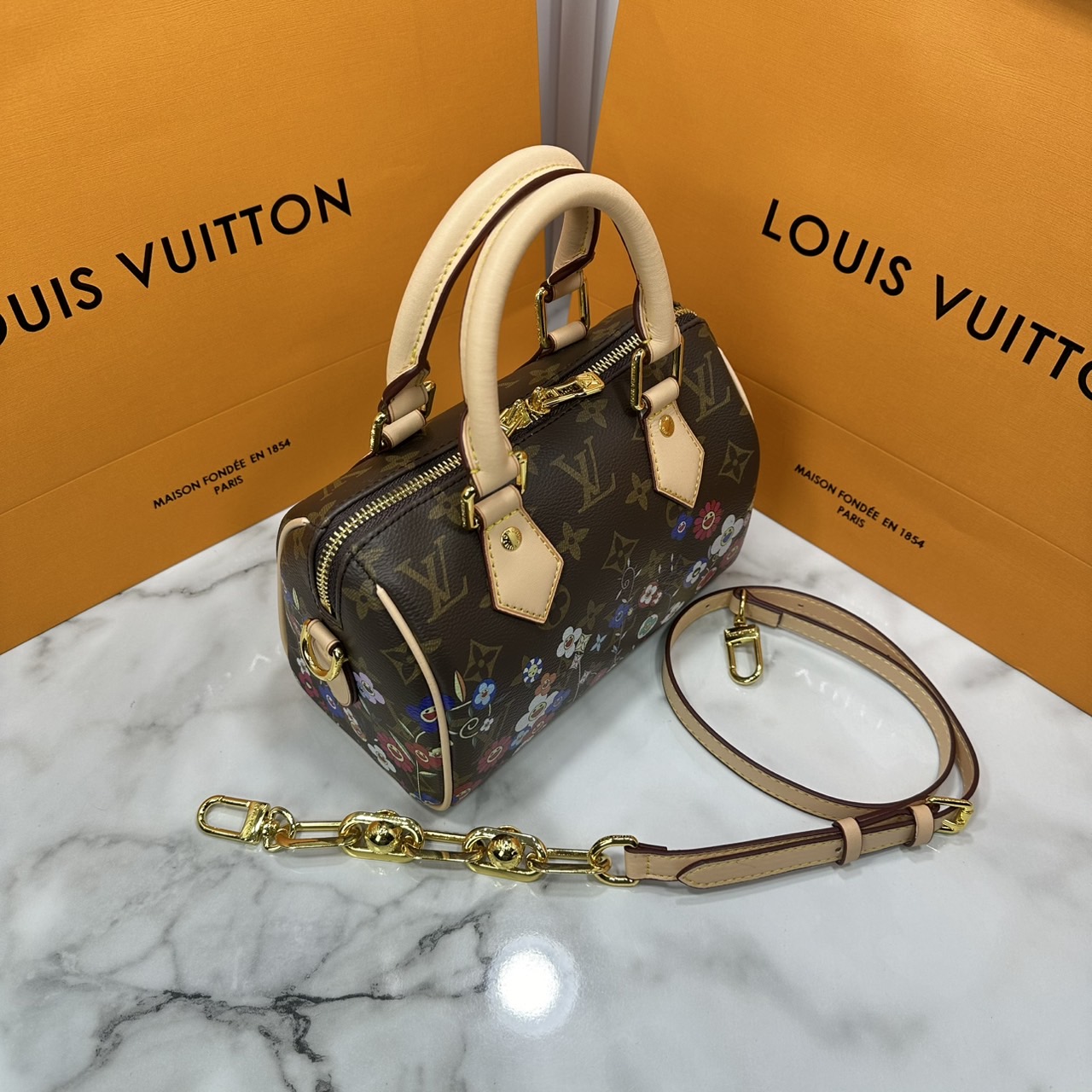 LV x TM Speedy Bandoulière 20 bag Monogram Flower กระเป๋าทรงหมอนคอลเลกชันสุดพิเศษ สวยคลาสสิกมีชีวิตชีวา สีสันสดใสสไตล์ superflat สุดไอคอนิกของ Takashi Murakami ด้วยโมโนแกรมดอกไม้หลากสี