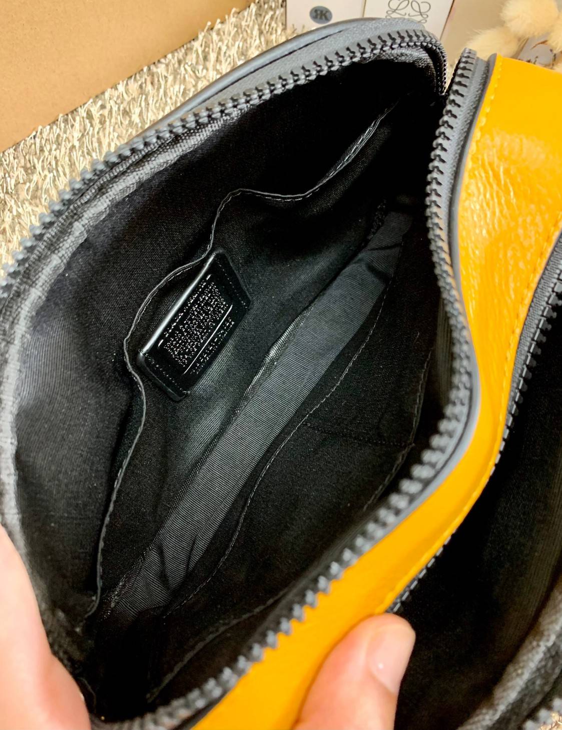 COACH X PEANUTS GRAHAM CROSSBODY WITH CHARLIE BROWN ((C4026)) พร้อมส่งที่ไทย สวยก่อนใครแน่นอน จำนวนจำกัด!! กระเป๋าสะพายแบบครอสบอดี้ร์ รุ่นนี้ใช้ได้ทั้งชาย//หญิงเลยนะคะ หนังแท้ลายหนังนิ่ม สวยงามมากๆ ด้านหน้ามีตัวการ์ตูนเป็นจุดเด่นของรุ่นเลยค่ะ ใช้งานแบบสอง