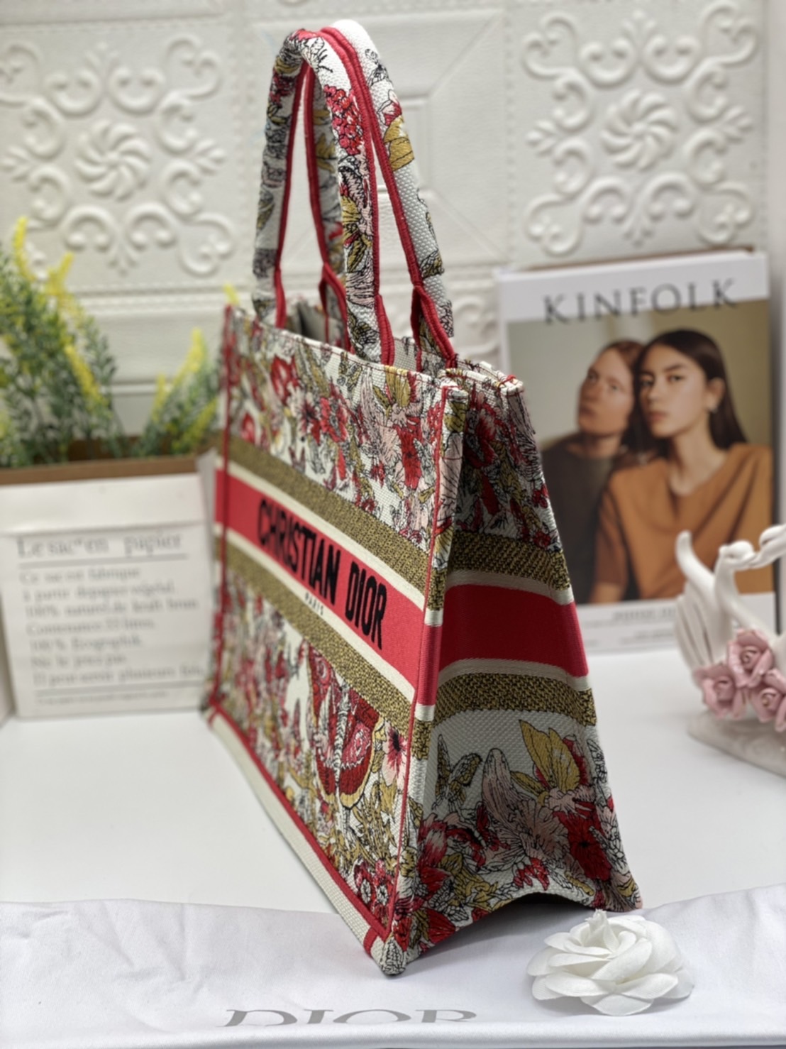 CHRISTIAN MEDIUM DIOR BOOK TOTE เอกลักษณ์ของความหรู เป็นทางช็อปปิ้งBag ที่ต้องมี ภายในโล่งกว้างมาก ใส่ของแบบแน่นๆ จุๆไปได้เลย น้ำหนักเบาสบาย งานออริปักขึ้นรูปสวยมาก มี code stamp พร้อมส่งที่ไทย ภาพสินค้าถ่ายจากงานขายจริง ใช้งานต่างประเทศได้ค่ะ