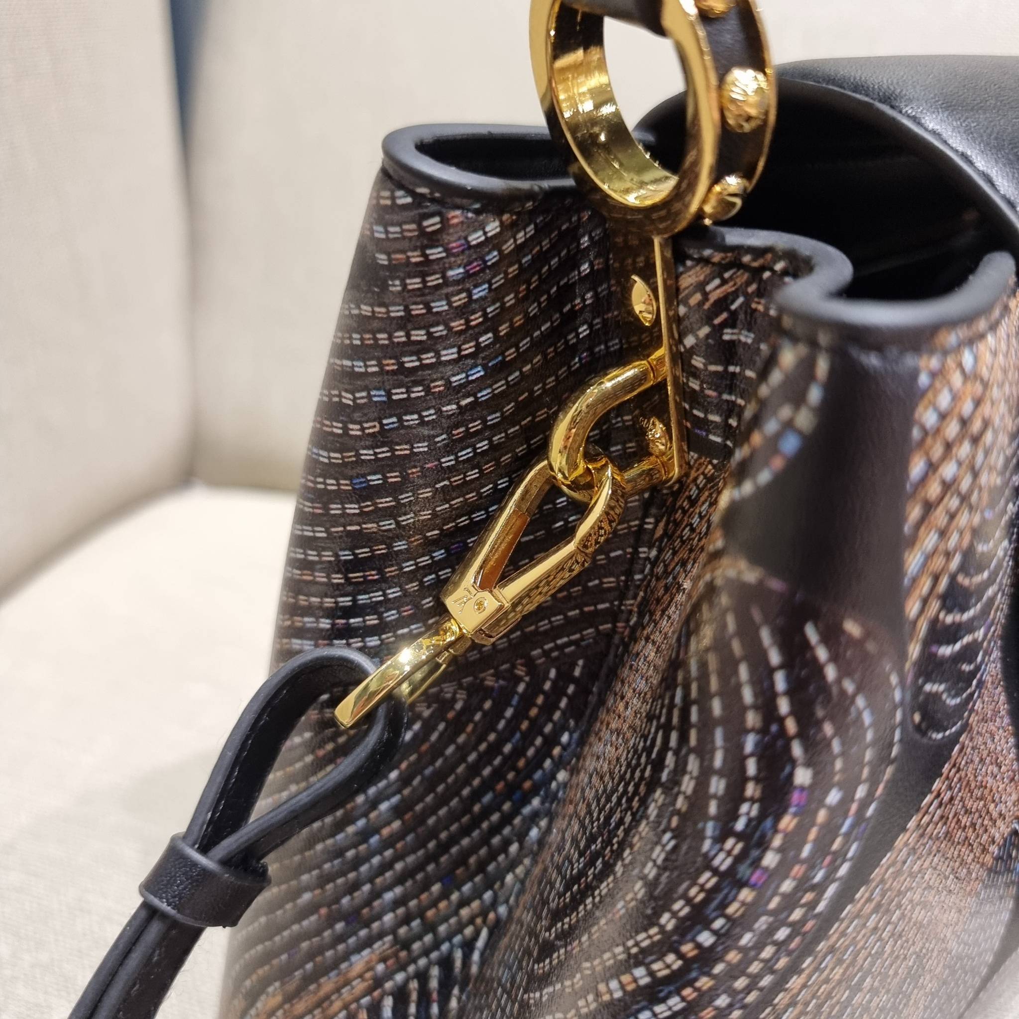 LV capucines top handle วีไอพีพรีเมี่ยมกิ๊ฟจากเคาน์เตอร์ ที่สุดของความสวยในราคาเบาๆ กระเป๋าถือสุดหรู ดีไซน์ทรงคลาสสิค พร้อมลวดลายหรูหรา มาพร้อมหูจับในตัว ด้วยรูปทรงวินเทจและวัสดุหนังแท้ ขับผิว ทำให้ไอเท็มนี้สะกดทุกสายตาจริงๆ และยังมีลูกเล่นที่ฝาปิดกระเป๋า