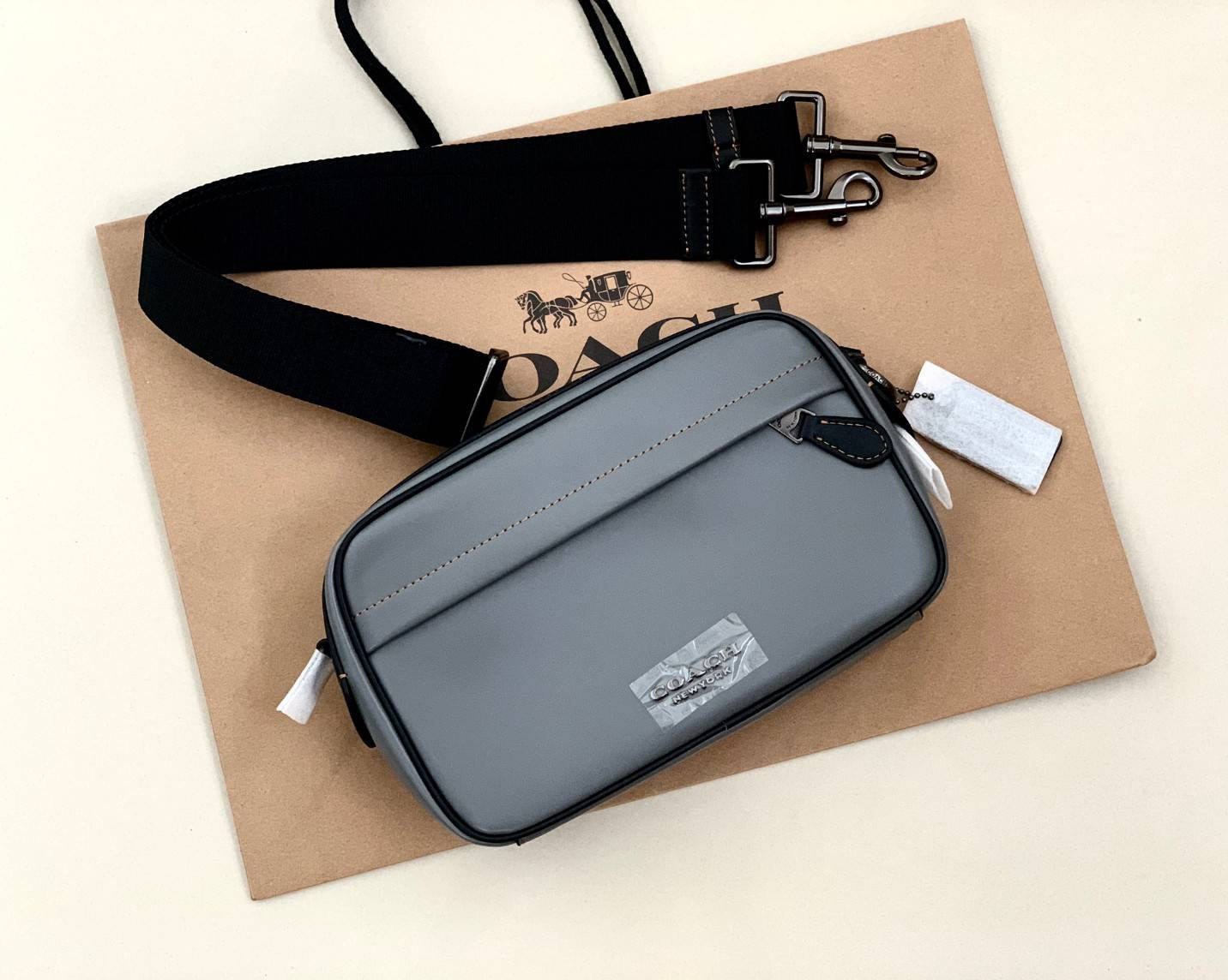 3สีเข้าใหม่งานคุณภาพอีกแล้วคับท่านน ทั้งสี ทั้งหนังสวยมากๆค่าา!! COACH GRAHAM CROSSBODY BAG ((39946)) พร้อมส่ง! กระเป๋าสะพายแบบครอสบอดี้ร์ ใช้ได้ทั้งชาย//หญิง หนังแท้อย่างดี เรียบหรูค่ะ ด้านหน้ามีช่องซิปซ่อนให้หนึ่งช่อง ช่องซิปหลักกว้าง ใส่ของจำเป็นได้ครบ