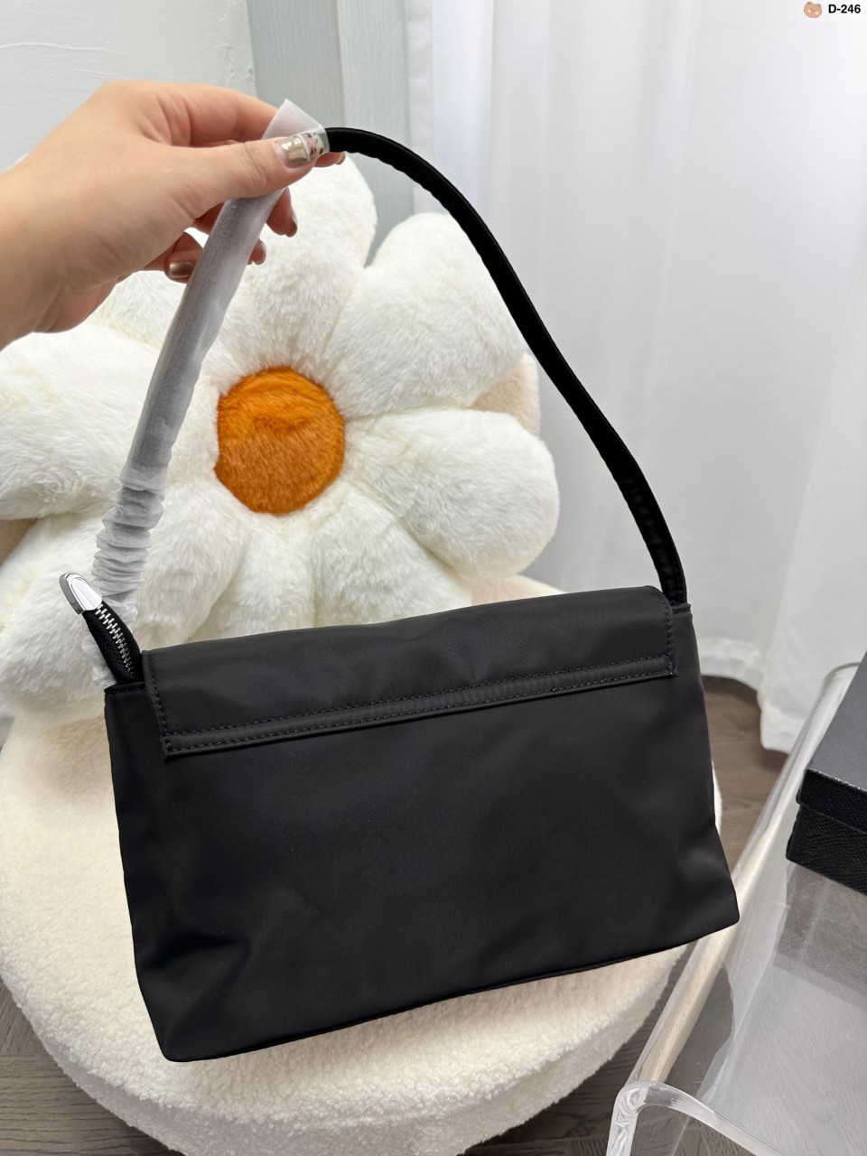 Prada nylon shoulder bag ทรงยอดฮิตของคุณผู้หญิงเลยค่ะ วัสดุทำจากผ้าไนล่อน อย่างหนา กันน้ำได้คะ มีโลโก้แบรนด์อยู่ข้างหน้า ตัวกระเป๋าอยู่ทรง อะไหล่เงินทั้งใบ ด้านในบุผ้าลายแบรนด์อย่างดี