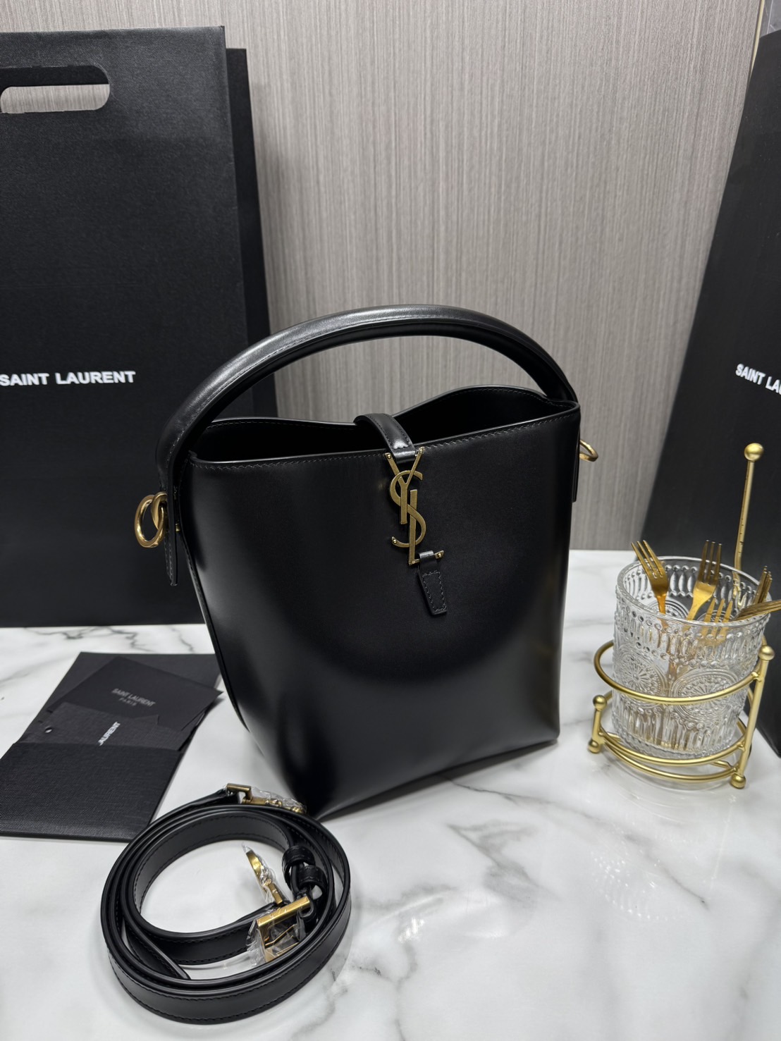 TOP ORI หนังแท้ | YSL Le 37 in shiny leather bag / YSL Bucket Bag กระเป๋าสะพายทรงทรงถัง โดดเด่นด้วยตัวปิดแบบตะขอ Cassandre พร้อมหูจับด้านบน และสายสะพายไหล่แบบปรับได้และถอดออกได้