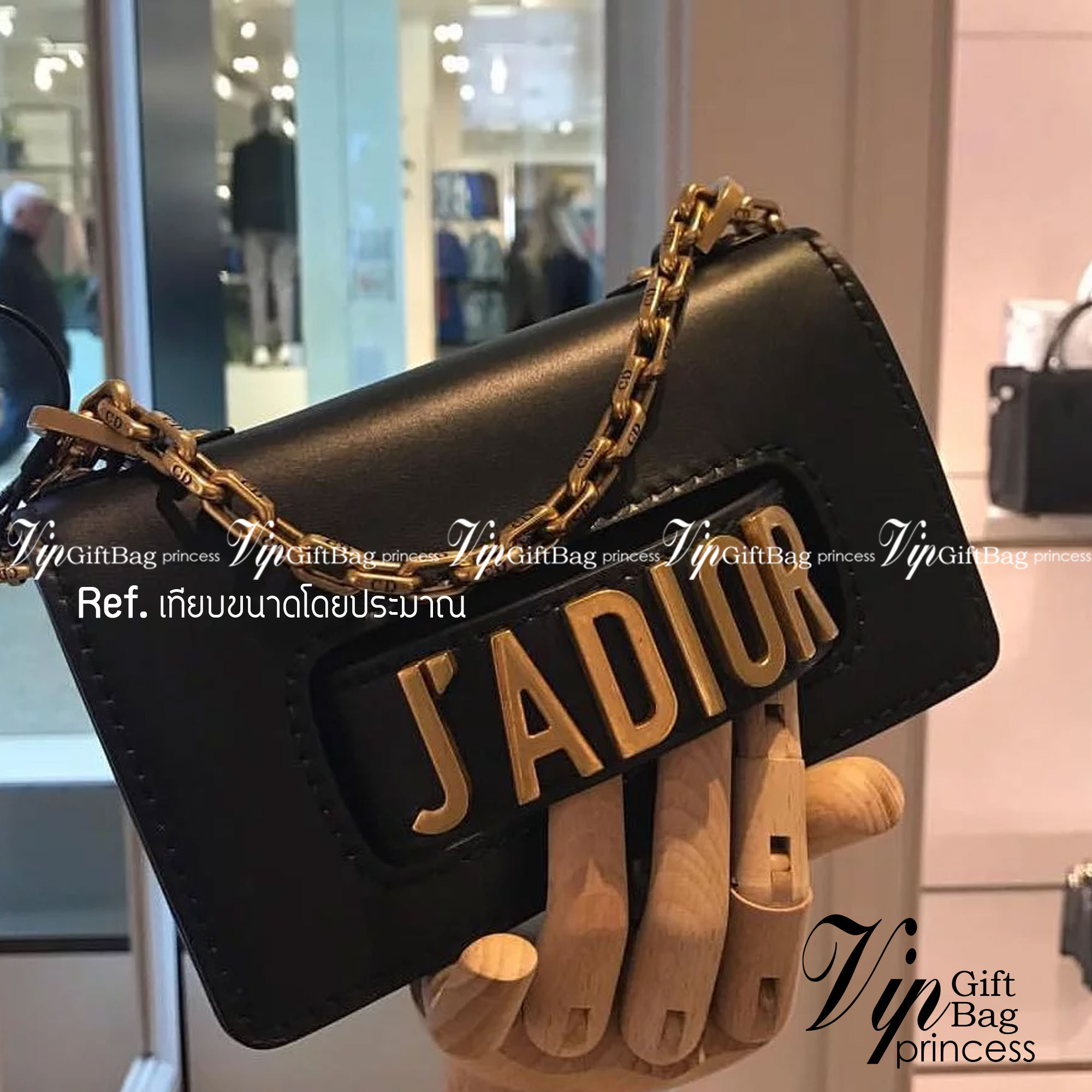 DIOR J'adior Flap Bag กระเป๋าสะพายดิออร์ ทรงกล่องเปิดหน้า แต่งอะไหล่ทอง มาพร้อมสายสะพายยาวครอสบอดี้หรือดึงขึ้นสะพายข้างได้ค่ะ งานชนชอป ใช้ได้ Everyday Look พร้อมส่งที่ไทย