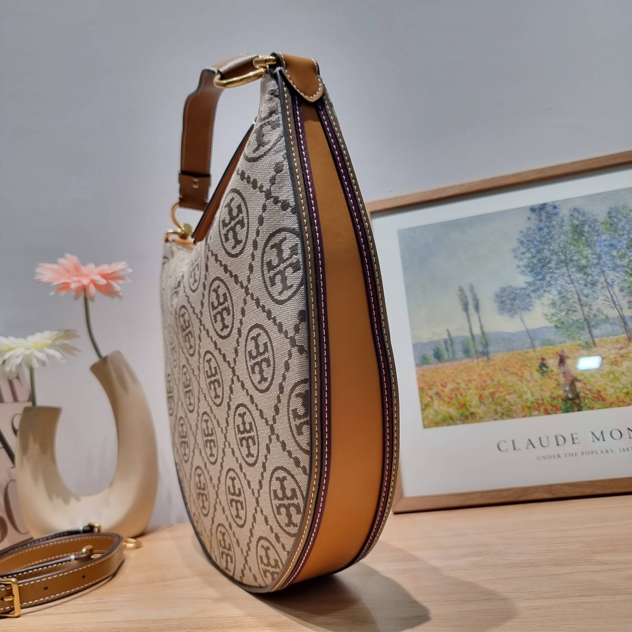 ใบใหญ่ 35cm Tory Burch T Monogram Medium Crescent Bag / TORY BURCH T MONOGRAM JACQUARD CRESCENT BAG ไซส์ใหญ่กับไอเท็มสุดร้อนแรง เซเลปรีวิวเยอะมาก!! สาวๆตามหากันไปอีก กระเป๋าทรง half moon ที่ดีไซน์บนผ้า jacquard ลวดลายซิกเนเจอร์ เรียบหรู ผู้ดีมากแม่! มาพร้