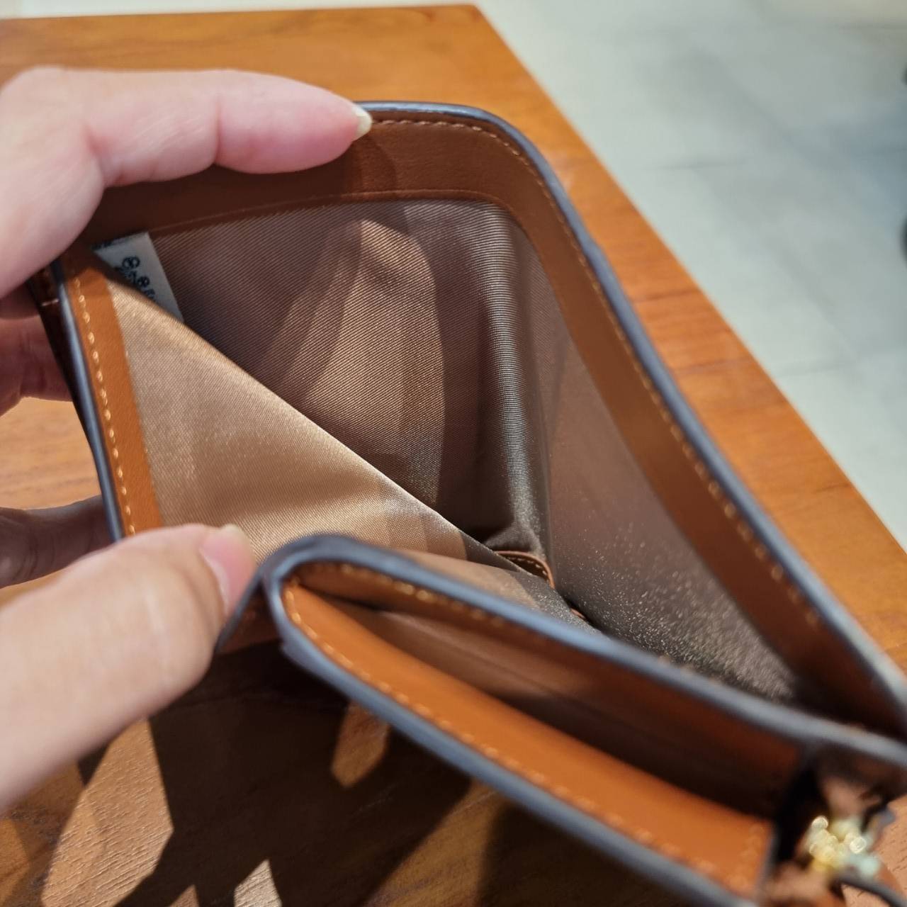 COACH C0082 MEDIUM CORNER ZIP WALLET IN SIGNATURE CANVAS ดีไซน์ใหม่ล่าสุด!! กระเป๋าสตางค์ใบกลาง 👛 ขนาดกำลังเหมาะมือ วัสดุหนังแคนวาสเคลือบลาย ดูแลรักษาง่าย มีช่องใส่บัตรและธนบัตรครบ และช่องซิปแยกไว้ใส่เหรียญ ครบเซ็ทแบบนี้เหมาะส่งต่อเป็นของขวัญที่สุ