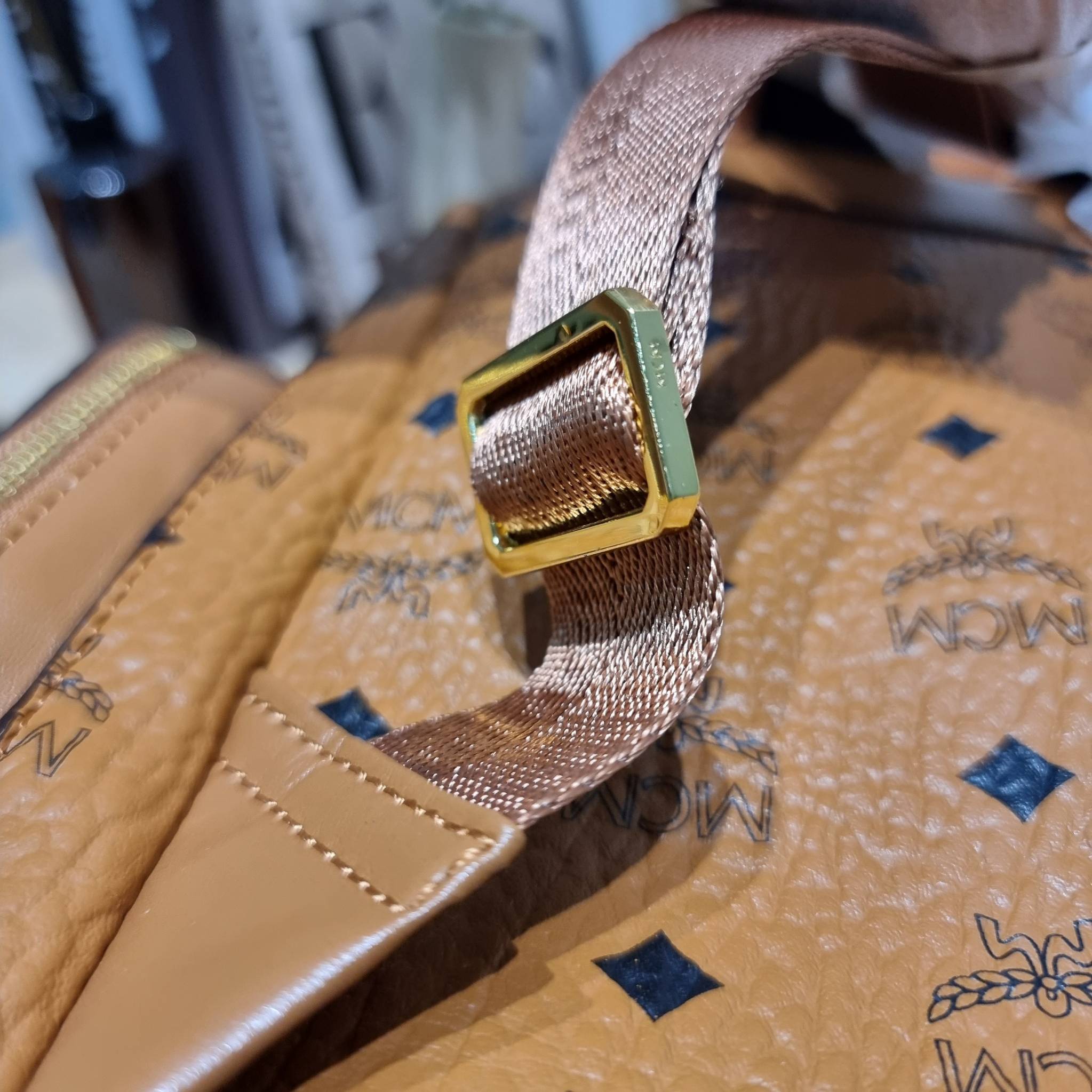 M.C.M SMALL BRANDENBURG BACKPACK IN VISETOS อีกหนึ่งไอเท็ม เอาใจสายเที่ยวแบบจัดหนัก ไม่รู้จะมีใบไหนคุ้มได้มากกว่านี้อีกแล้ว กระเป๋าเป้ใบใหญ่กำลังดี ดีไซน์ไม่ซ้ำใคร ฟังก์ชั่นการใช้งานตอบโจทย์หลายๆคนแน่นอน