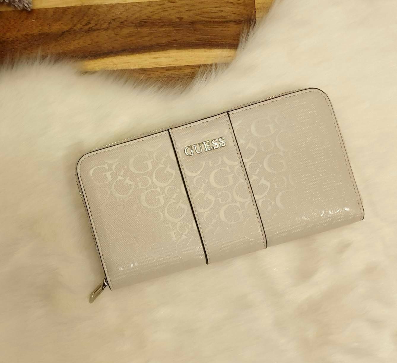 GUESS FACTORY WOMEN'S ZIP AROUND LONG WALLET กระเป๋าสตางค์หนังทรงซิปรอบลาย G ด้านหน้าติดโลโก้แบรนด์ด้วยโลหะสวยหรู ภายในมีช่องใส่ธนบัตร ช่องใส่บัตรหลายช่อง มีช่องซิปใส่เหรียญ สามารถใส่ไอโฟนพลัสได้ มีให้เลือกถึง 5 สี สวยคุ้ม น่าใช้มากๆค่า